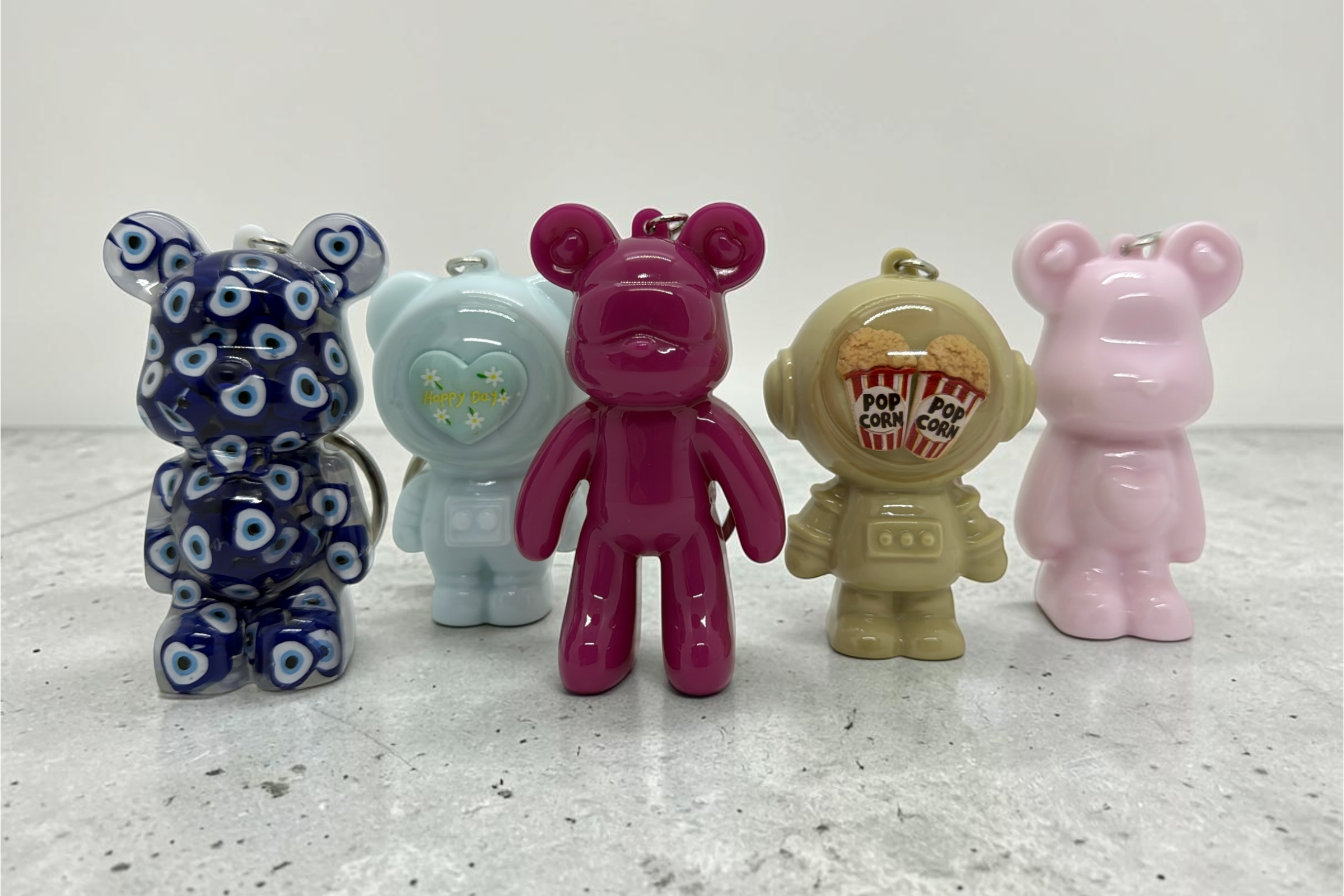 Les personnages Teddy’z & Co de Lolie’z réunis : une collection d’ours et d’astronautes en résine époxy aux styles et personnalités différents.