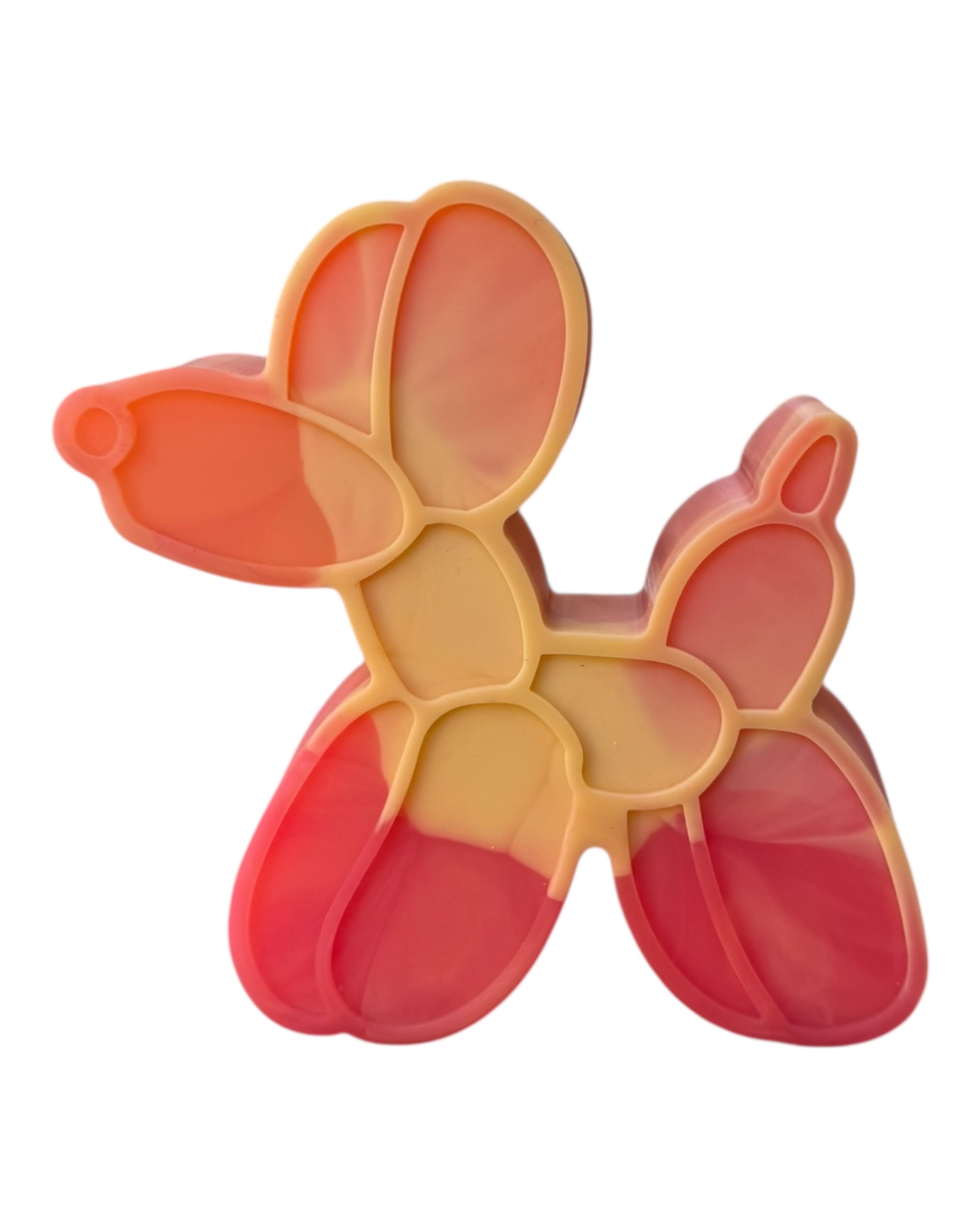 Chien déco en résine époxy Tye Doggy Dye avec effet tie & dye dans les couleurs orange foncé, orange clair et jaune, apportant une touche vibrante et unique à l'intérieur. Lolie'z
