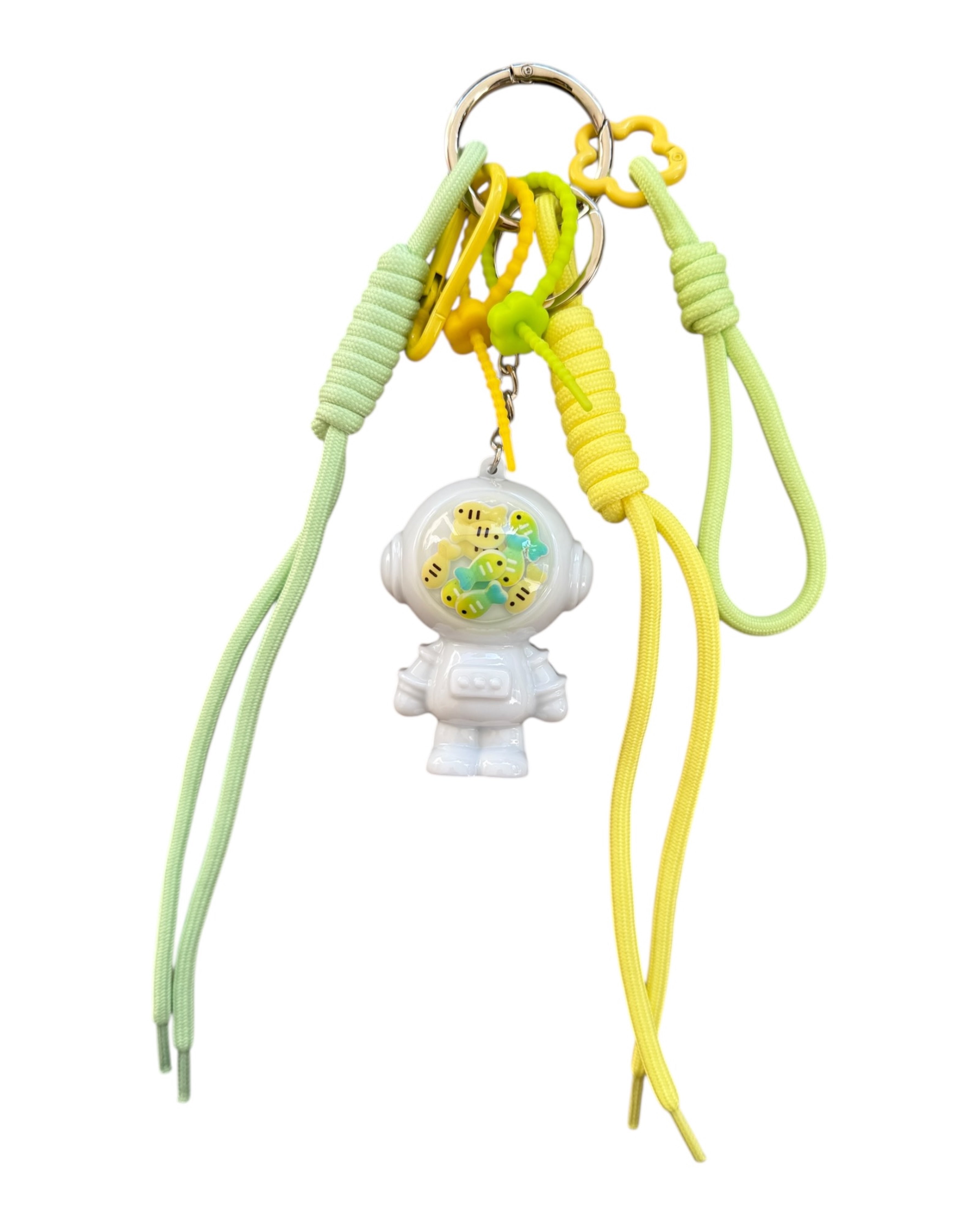 Grigri astronaute fait main avec poissons et cordons vert lime et jaune