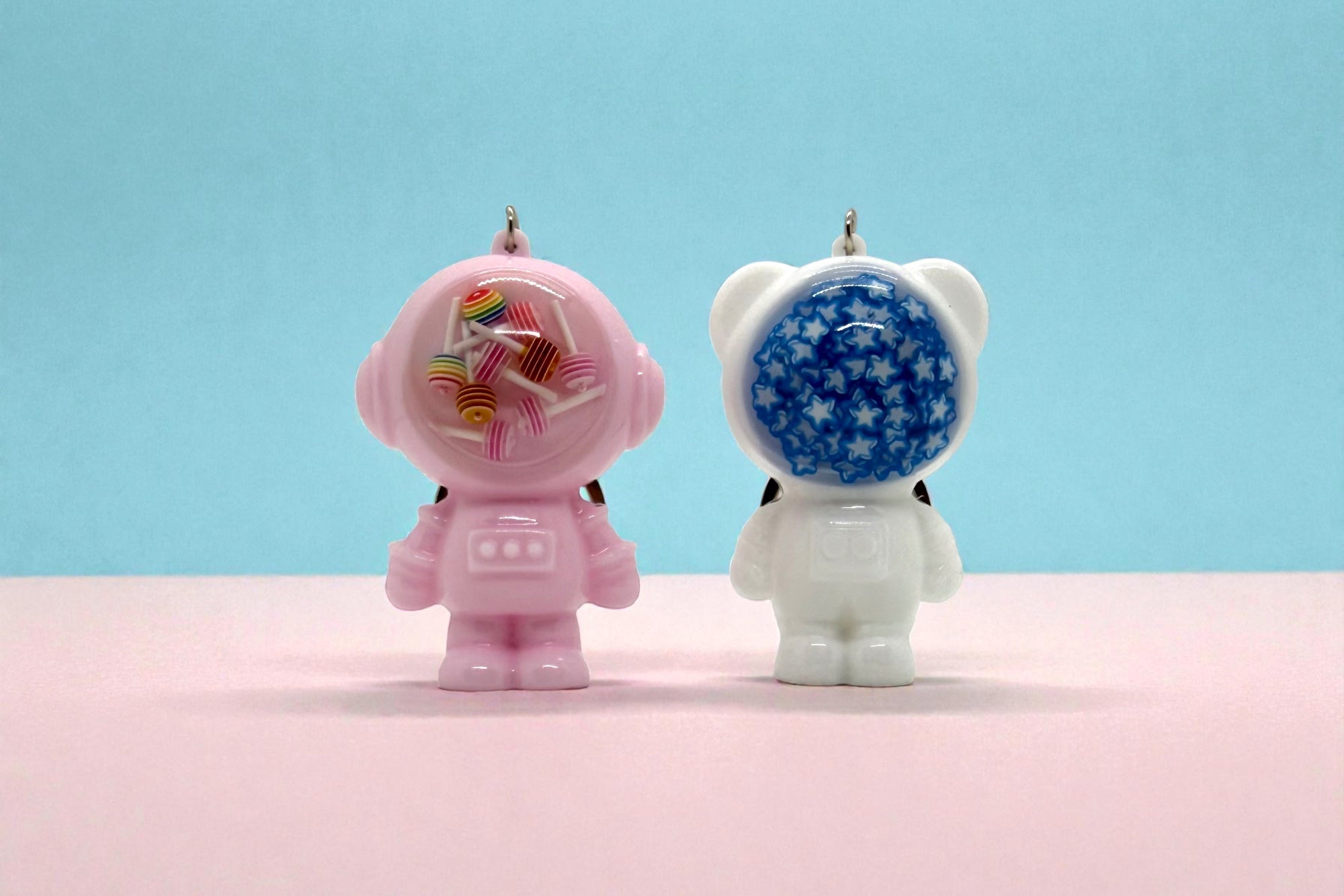 Andy et Izzy porte-cles astronautes fait main en resine epoxy, creation artisanale pop et venue d ailleurs. Lolie'z