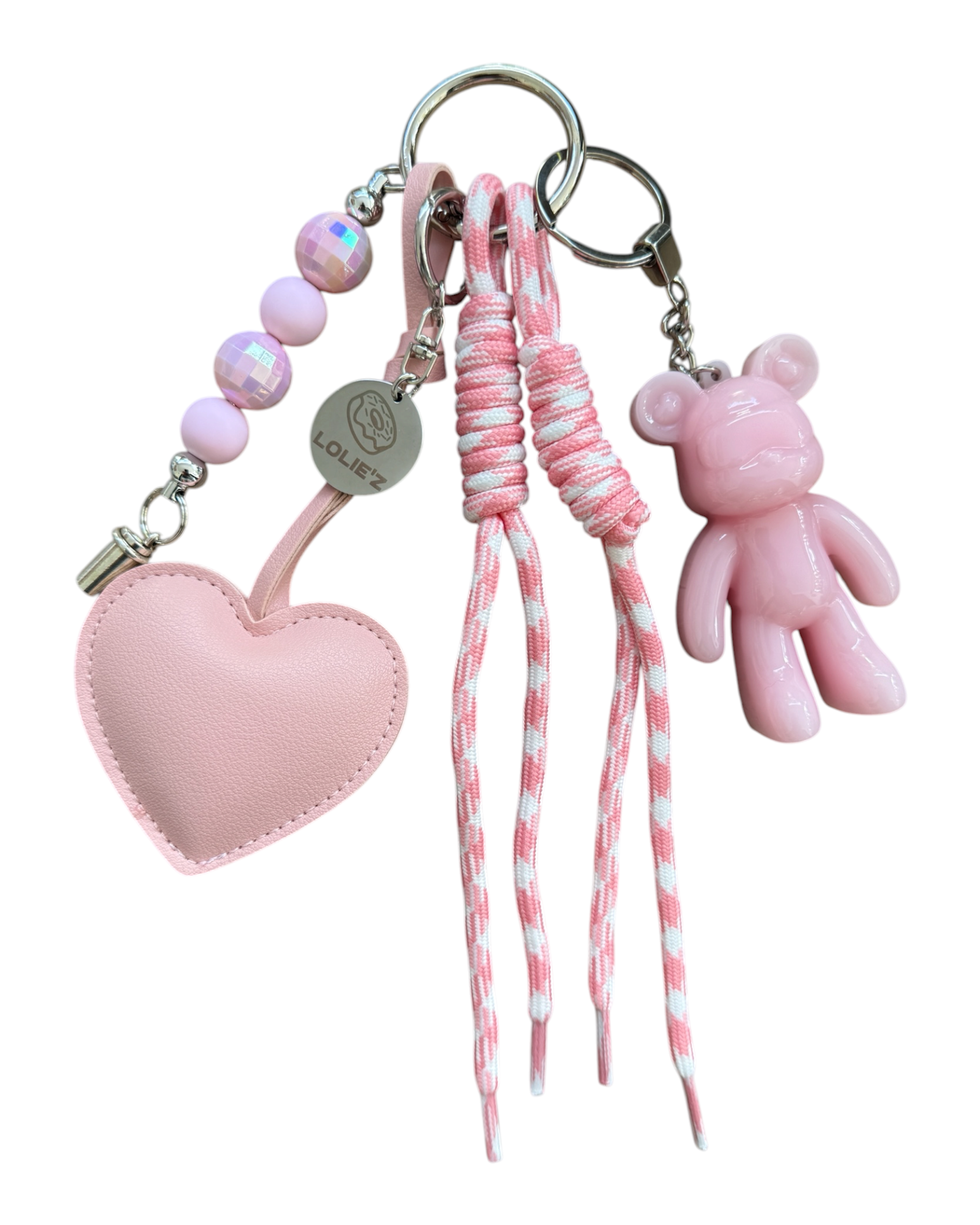 Porte-clés Teddy'z Baby Doll rose pâle en résine époxy, création artisanale Lolie'z avec médaille gravée et finitions glossy.
