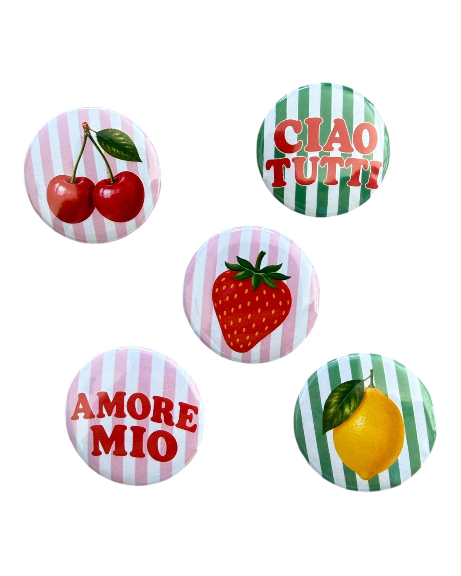 Lot de 5 badges Ciao Tutti avec cerises, fraise, citron et messages inspirants dans un univers coloré et gourmand.