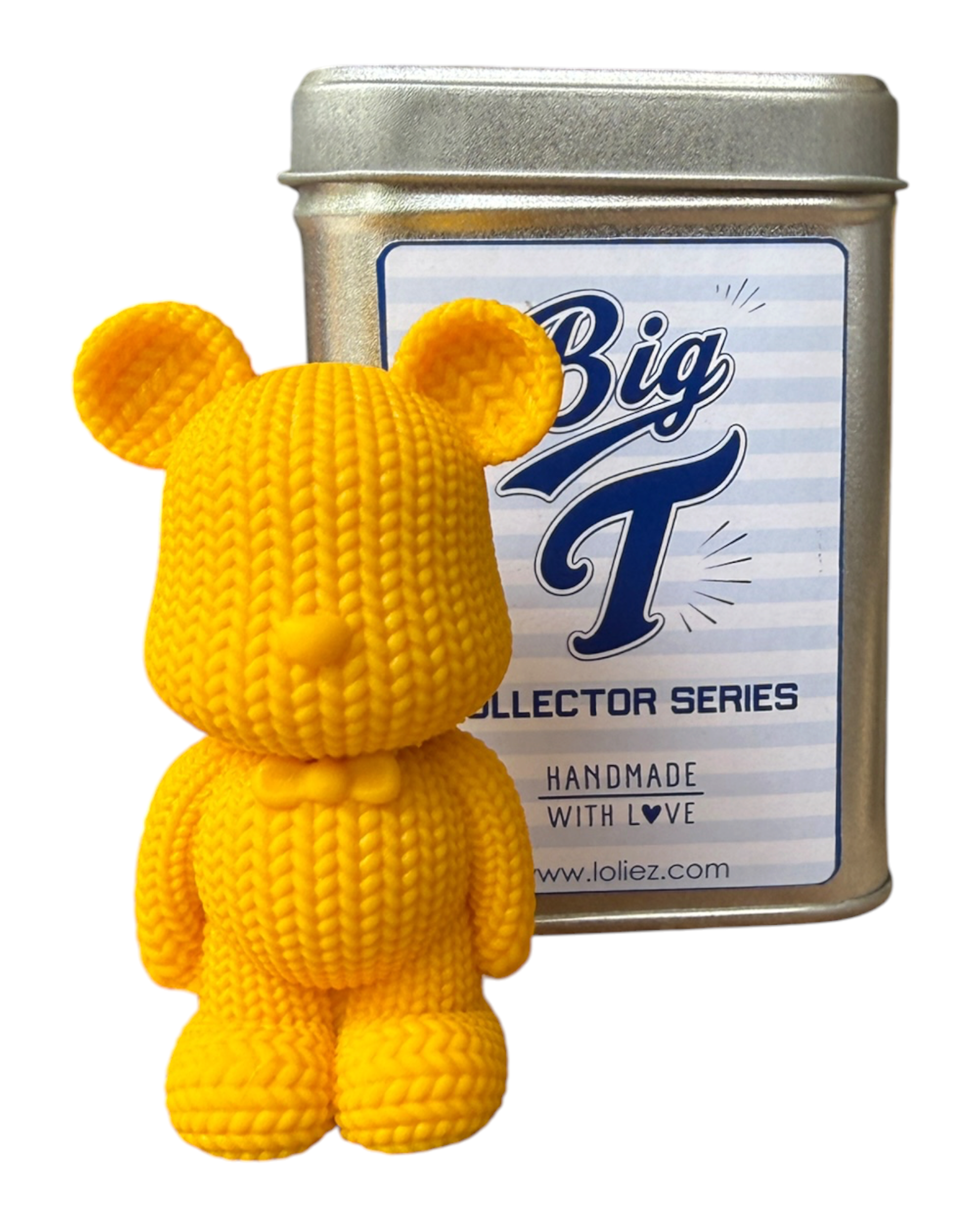 Figurine Big T Banana Split jaune vif réalisée à la main en résine époxy. Ours décoratif au style pop, parfait pour apporter une touche lumineuse à une décoration de bureau, de salon ou de bibliothèque, livré dans sa boîte collector.