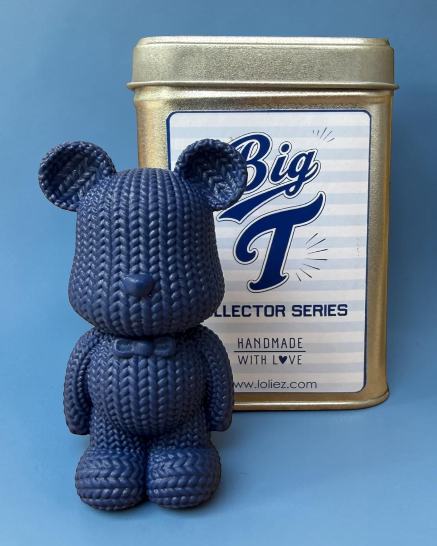 Figurine Big T bleu marine Lolie’z avec sa boîte métal Collector Series, objet décoratif original à collectionner fait main en France.