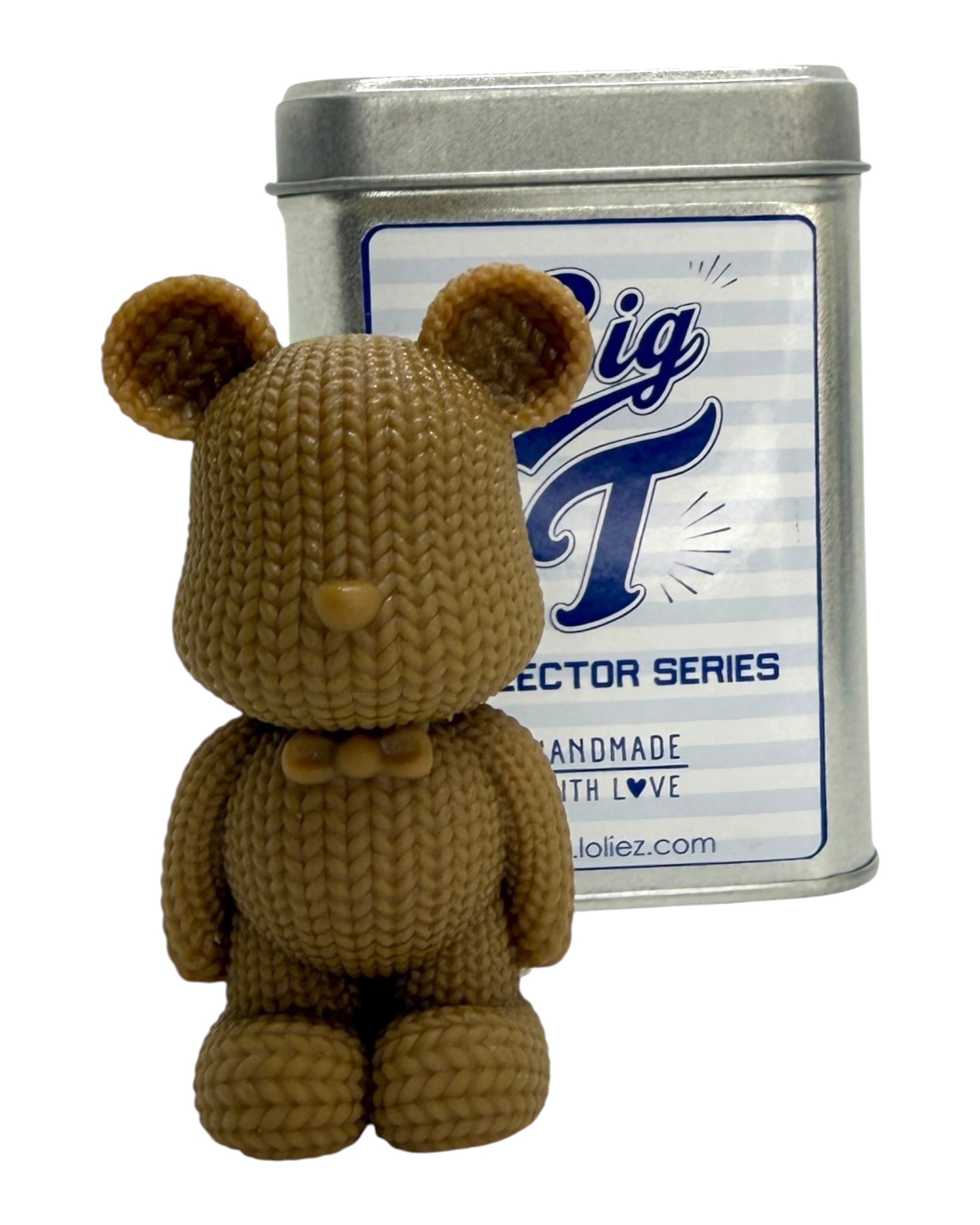 Big T Caramel Mood, figurine décorative couleur caramel fabriquée à la main en résine époxy avec sa boîte collector numérotée.
