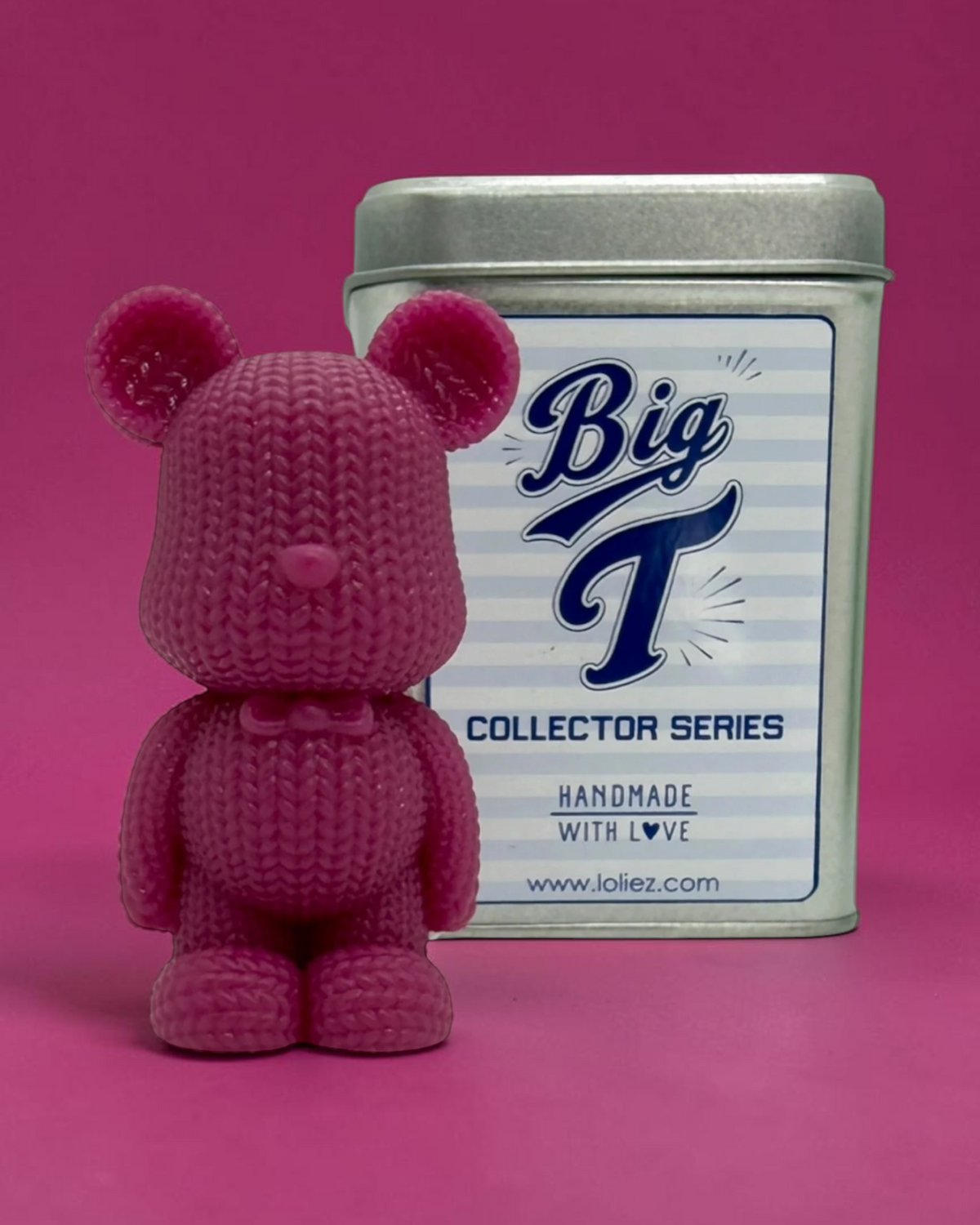 Figurine Big T framboise Lolie’z avec sa boîte métal Collector Series, objet décoratif coloré à collectionner fait main en France.