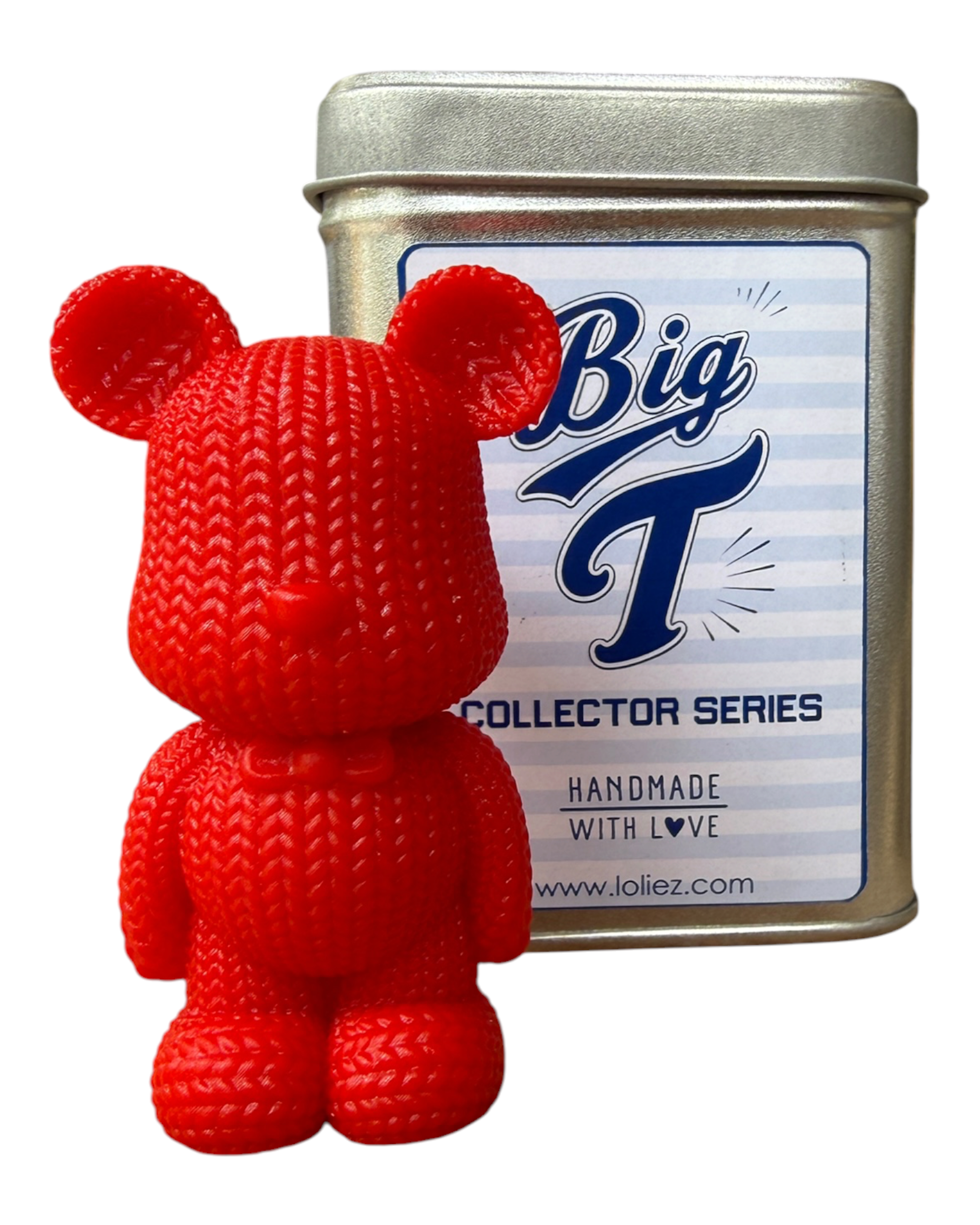 Big T Cherry Bomb, figurine ours rouge en résine époxy entièrement fabriquée à la main. Objet déco pop et coloré, présenté dans sa boîte collector, idéal pour décorer une étagère, un bureau ou une bibliothèque.