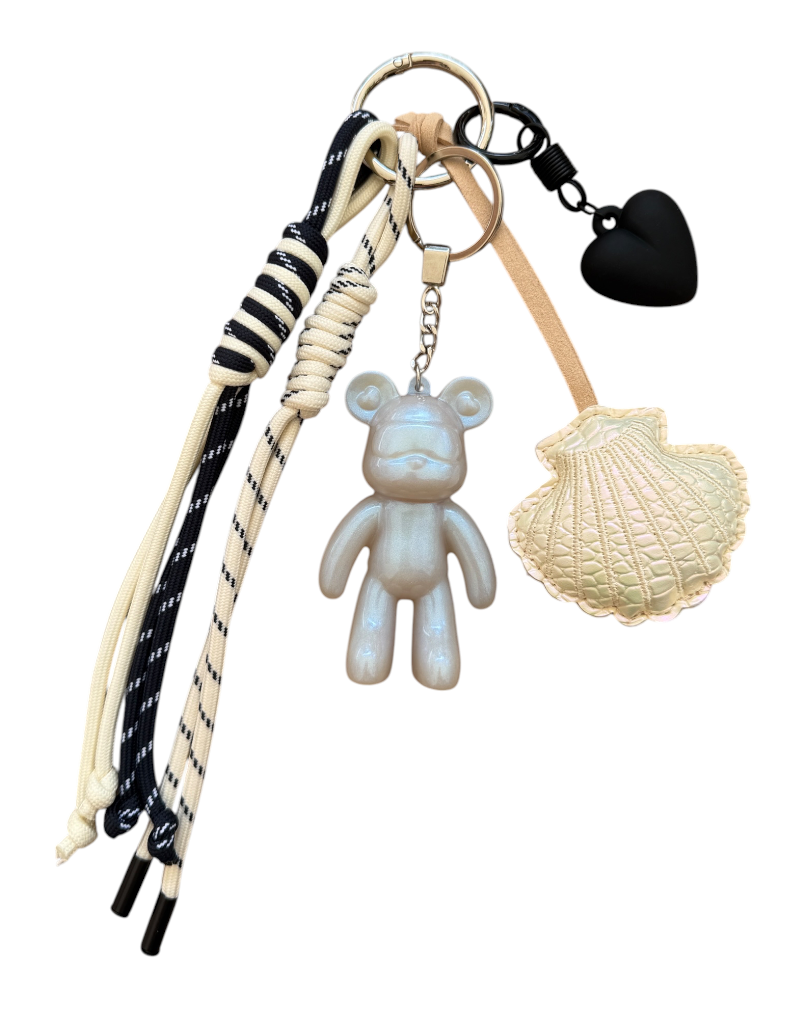 Bijou de sac et grigri Urban Ted Moon Pearl en résine époxy, porte-clés ours aux reflets nacrés holographiques avec cordon noir et écru, cœur noir et coquillage irisé, entièrement fabriqué à la main.
