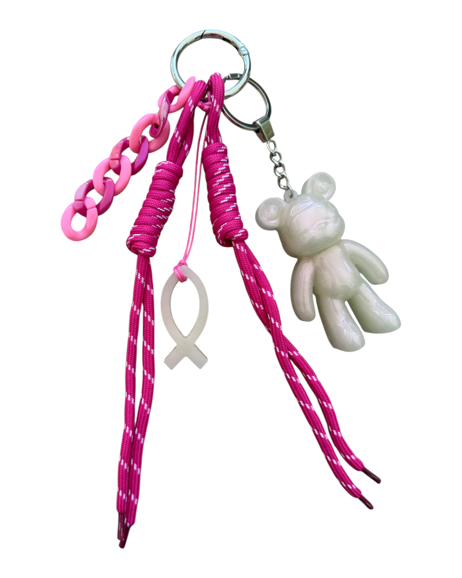 Bijou de sac et grigri Urban Ted Pearl Kiss en résine époxy avec reflets nacrés holographiques, porte-clés ours rose fabriqué à la main et accompagné de ses accessoires décoratifs.