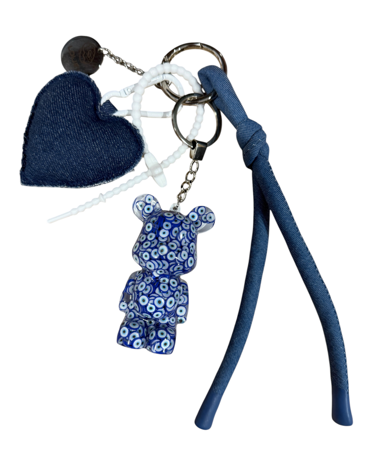 Blue Karma, grigri de sac Teddy et denim présenté dans une mise en scène urbaine aux inspirations jean