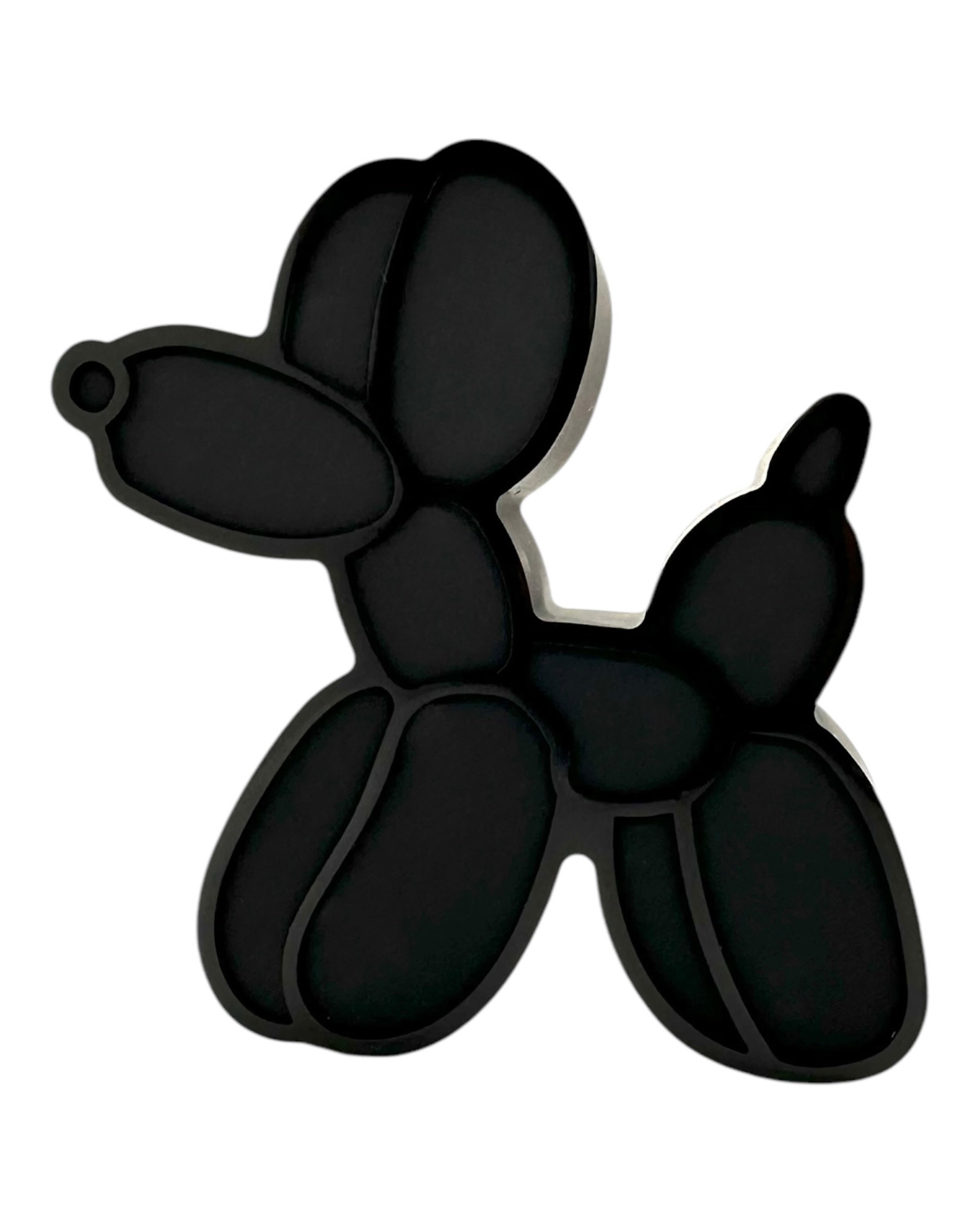 Chien déco en résine époxy noire mate à poser sur une étagère ou un bureau.