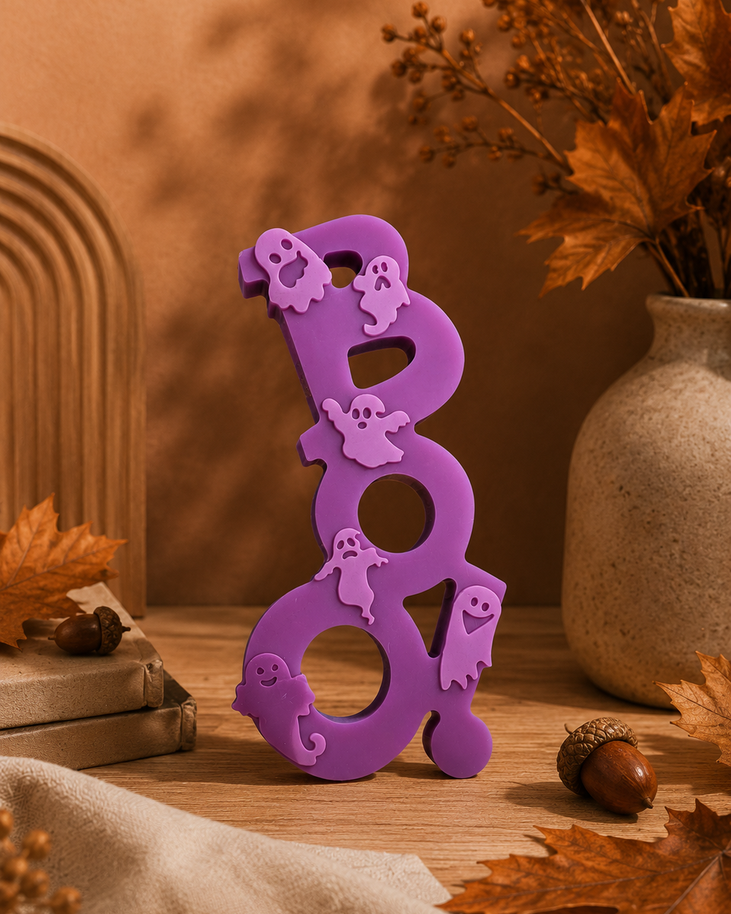 Boo Gang, décoration BOO en résine époxy avec petits fantômes dans une mise en scène automnale Halloween