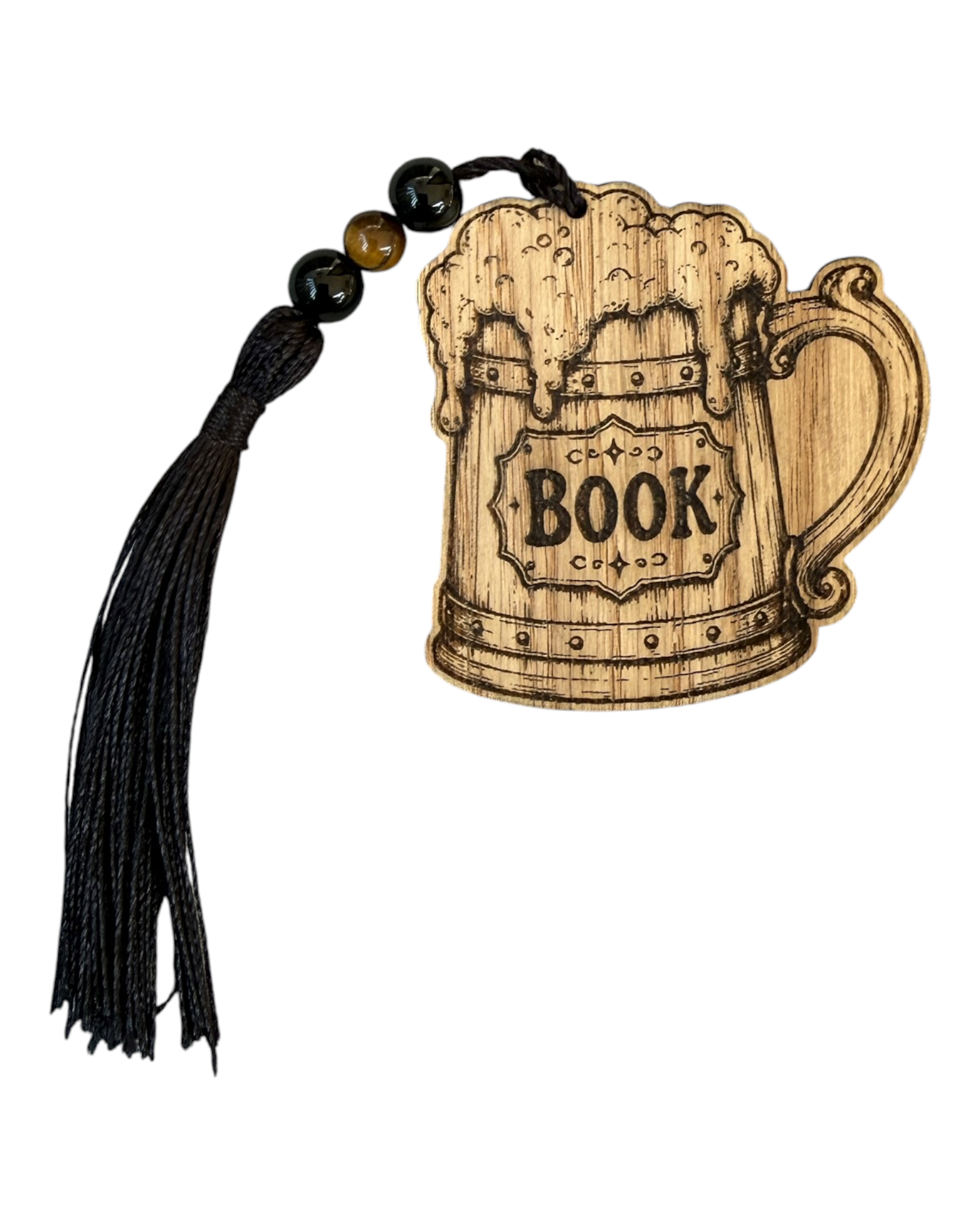 Marque-page BOOK & BEER en bois découpé et gravé en forme de chope, avec cordon et perles, pour les amateurs de lecture fantasy et d’univers magiques.