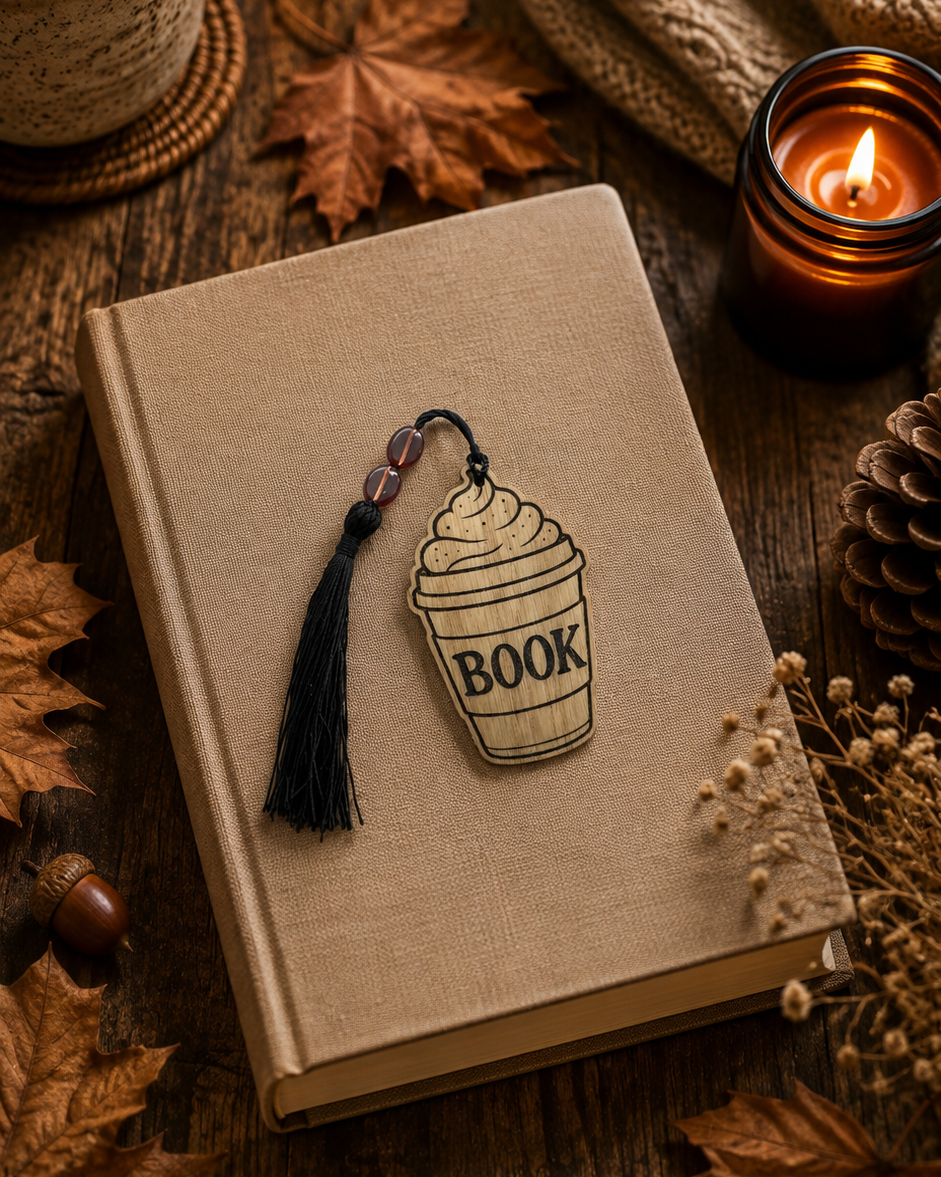 Bookmark Coffee Cup en bois gravé représentant un gobelet à emporter, pensé pour les amateurs de café et de lecture.