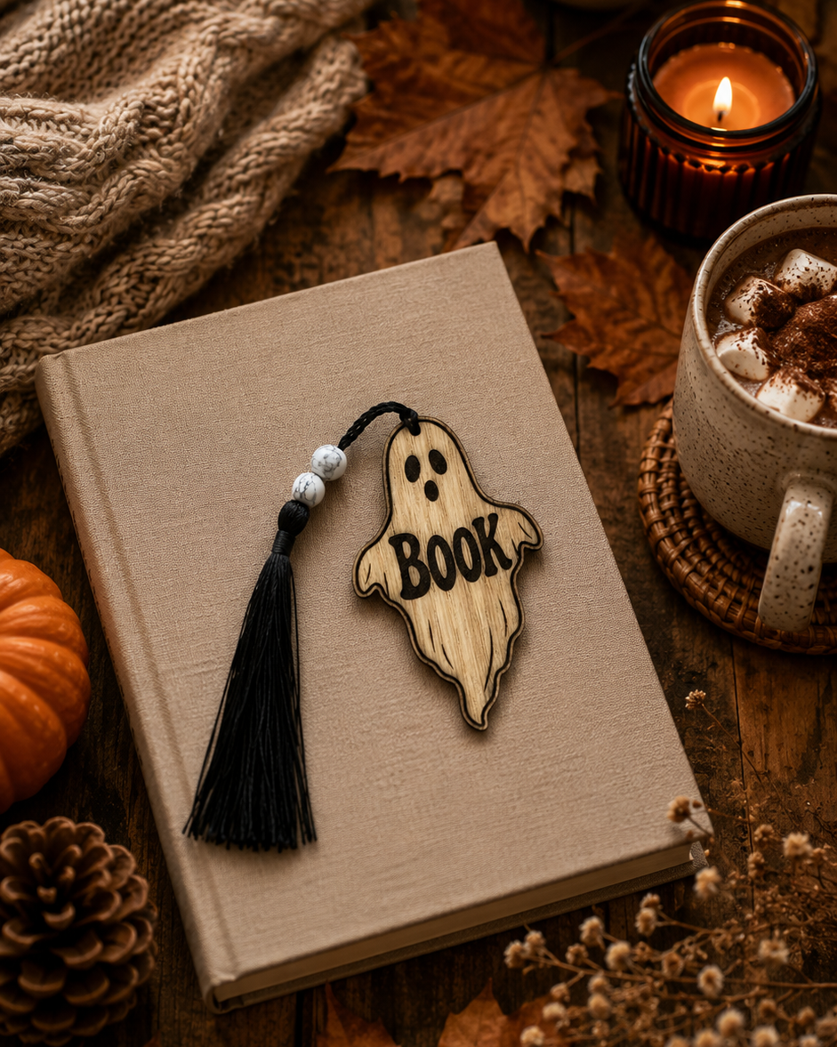 Bookmark Ghost en bois gravé en forme de petit fantôme, avec cordon et perles, inspiré des lectures d’Halloween et des univers spooky.