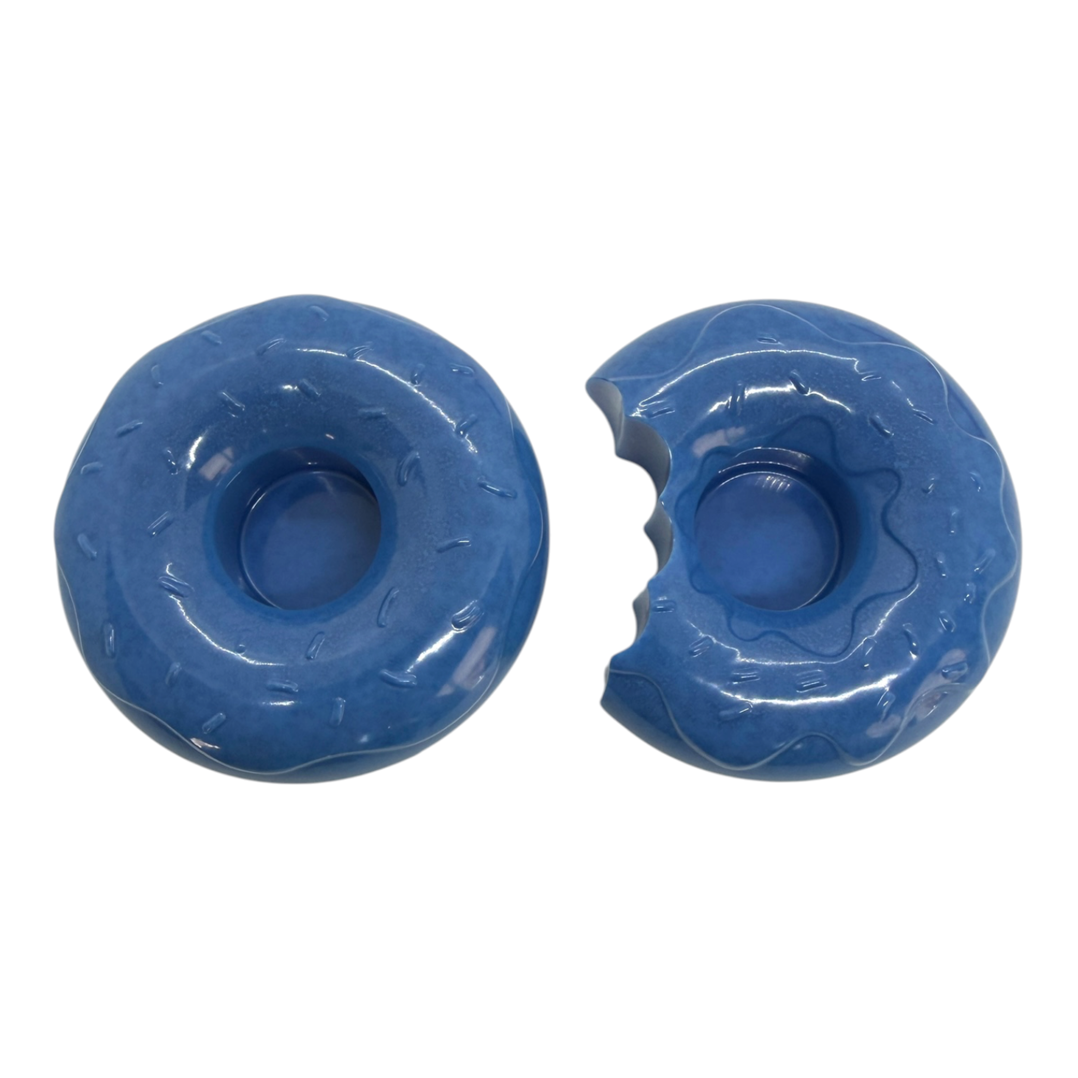 Duo de bougeoirs bleus en forme de donuts réalisés à la main en résine époxy. Des objets déco originaux au design gourmand et contemporain, parfaits pour créer une ambiance douce et chaleureuse.