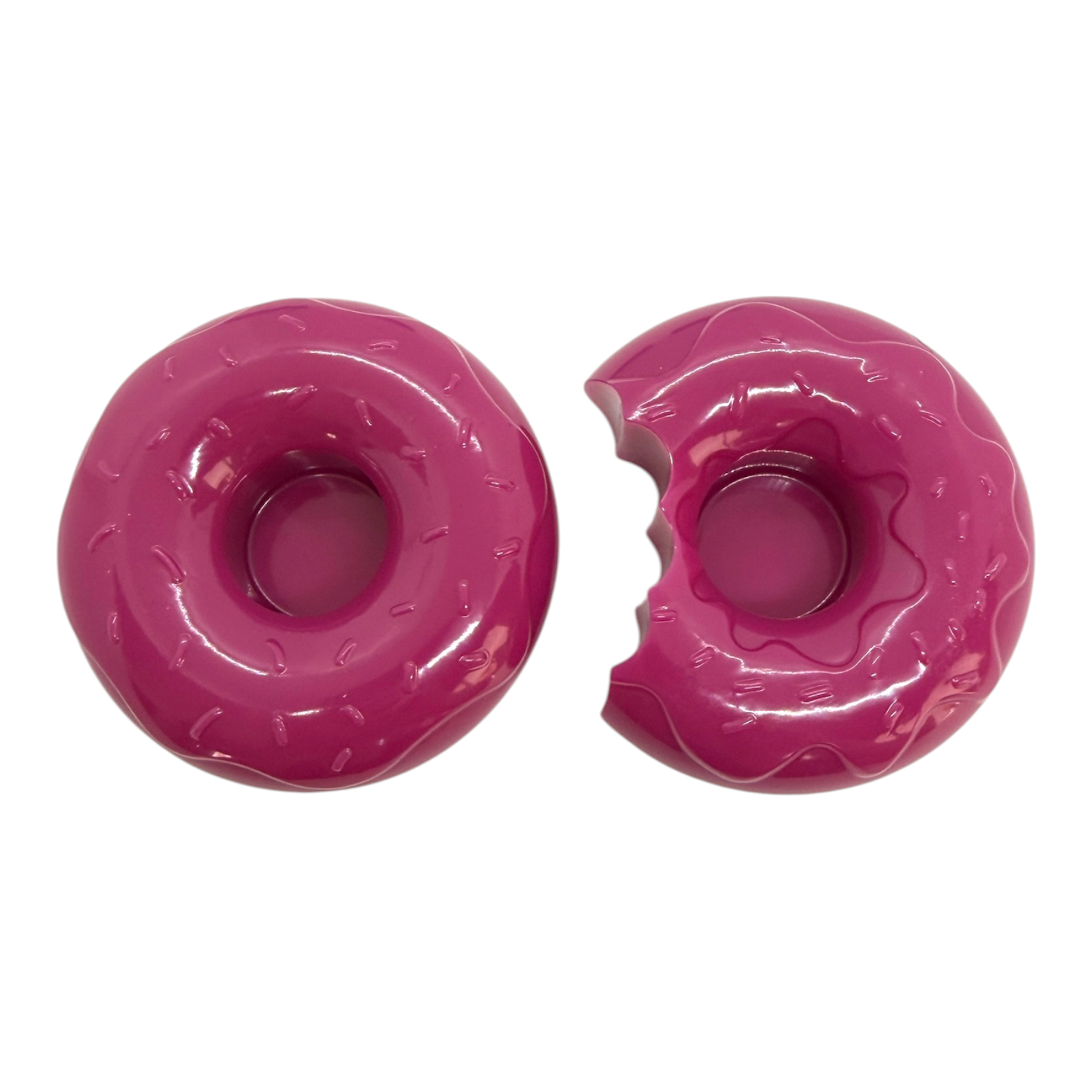 Duo de bougeoirs fuchsia en forme de donuts fabriqués à la main en résine époxy. Une création décorative colorée et ludique qui apporte une touche pop et chaleureuse à la décoration intérieure.