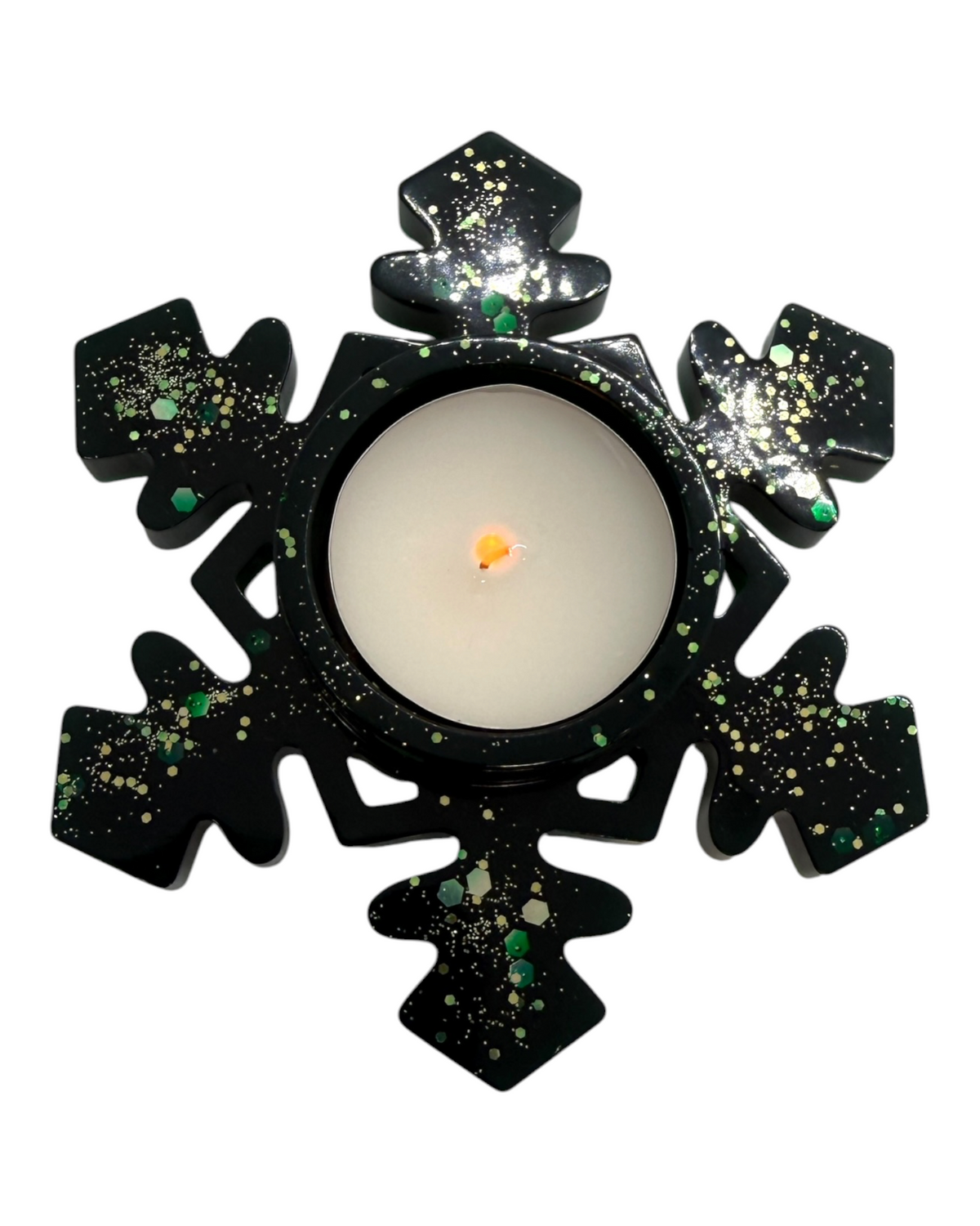 Bougeoir flocon de Noël en résine époxy avec détails pailletés et bougie chauffe-plat au centre.