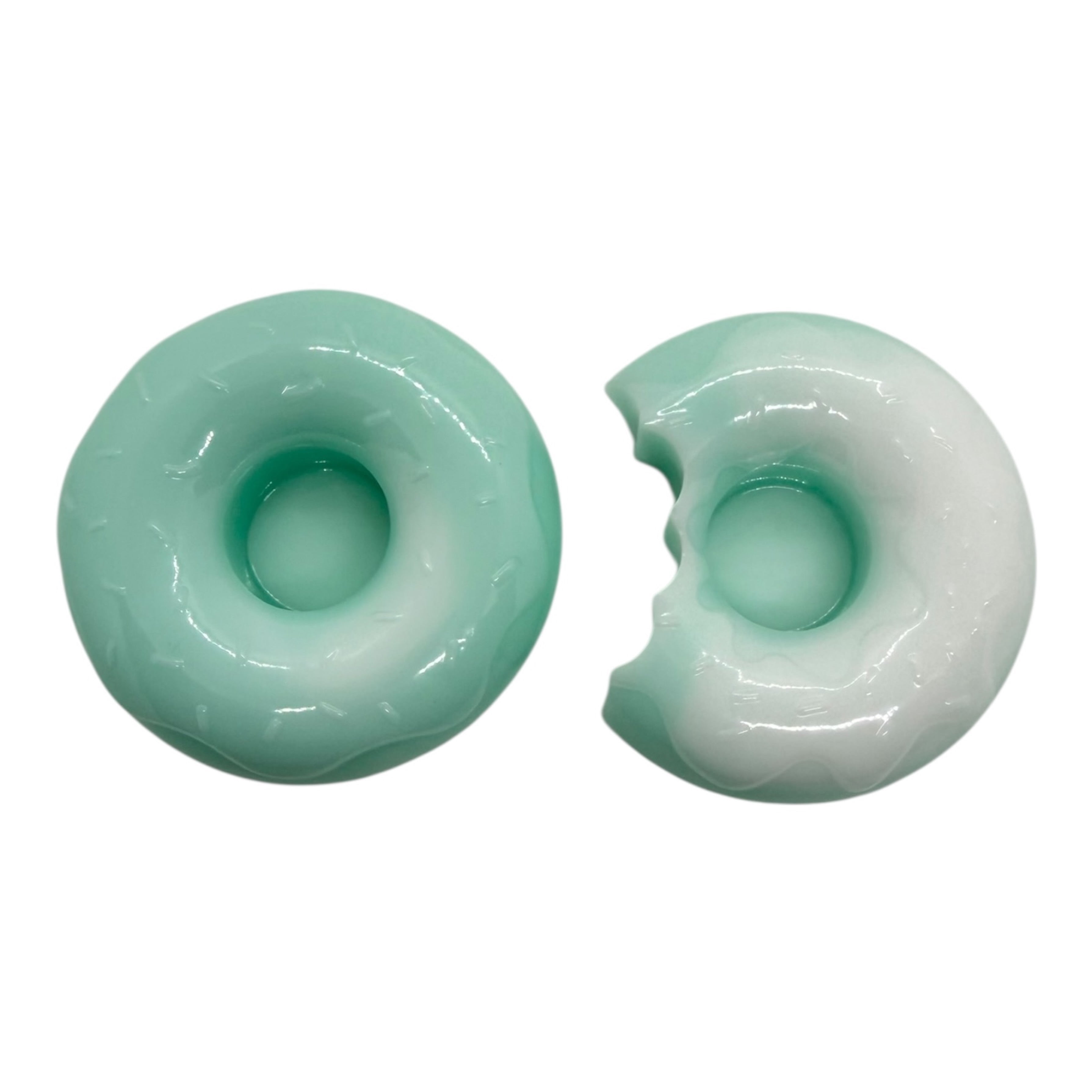 Bougeoirs Duo Donuts en résine époxy, au design ludique et gourmand, pensés pour accueillir des bougies et créer une ambiance chaleureuse et réconfortante.