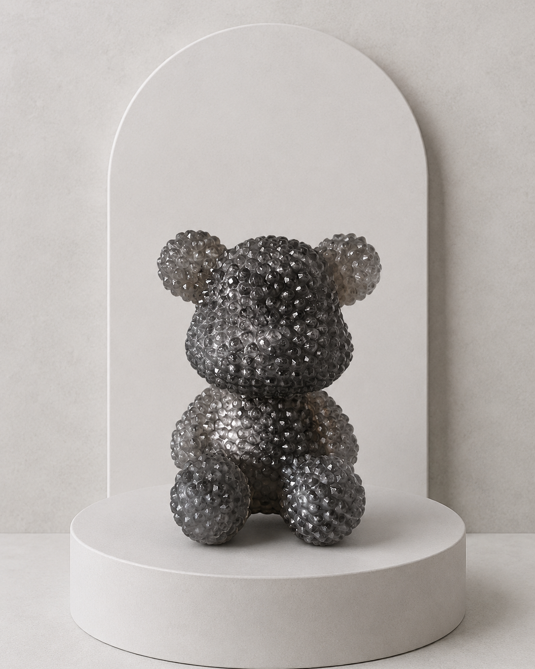 Bubble Ted Silver, ours décoratif gris fumé en résine époxy texturée aux reflets argentés, création Lolie’z.