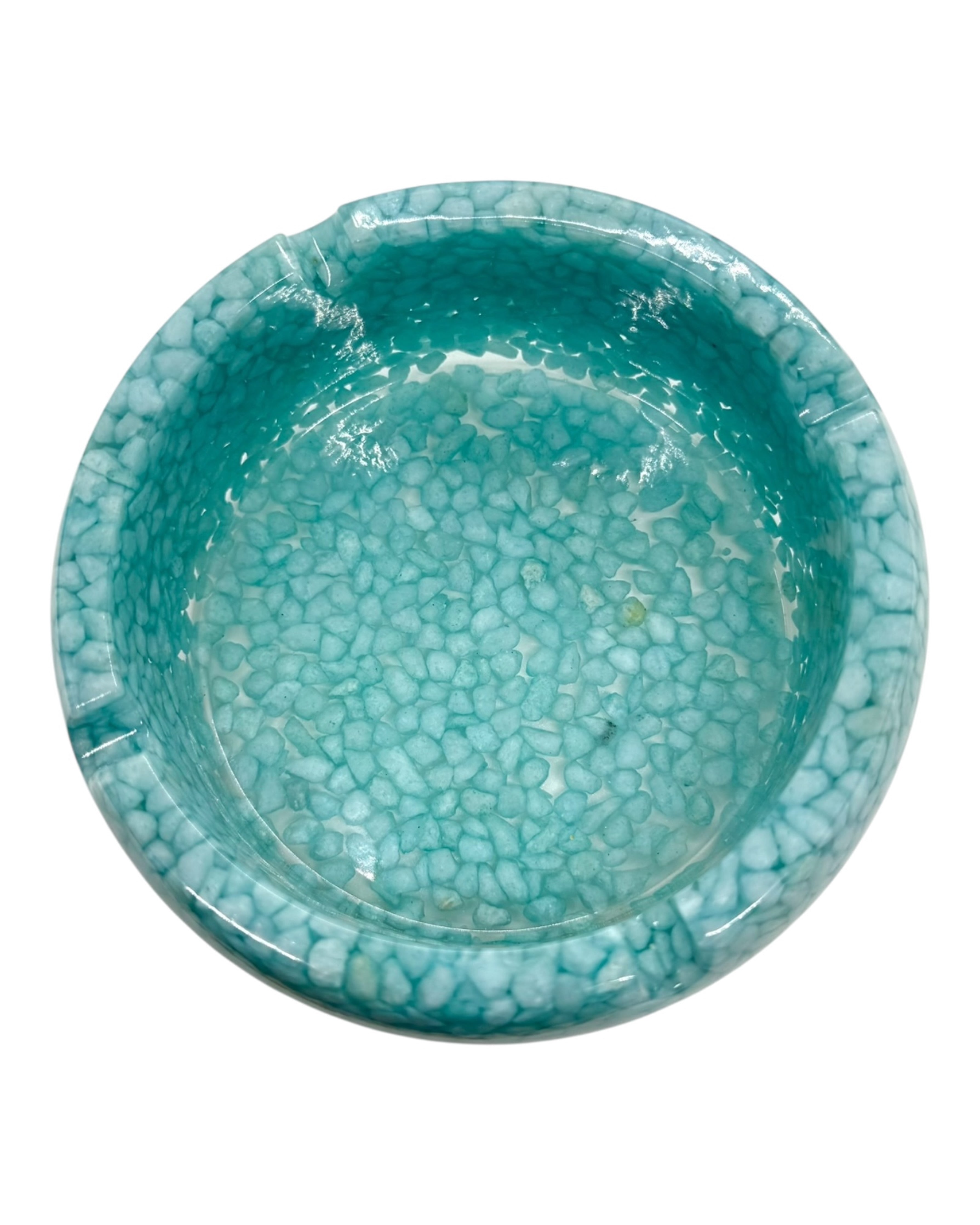 Zoom sur la brillance et le reflet lumineux du cendrier Blue Lagoon. Fabriqué en résine époxy artisanale, ce cendrier apporte une touche design unique et haut de gamme à votre espace.