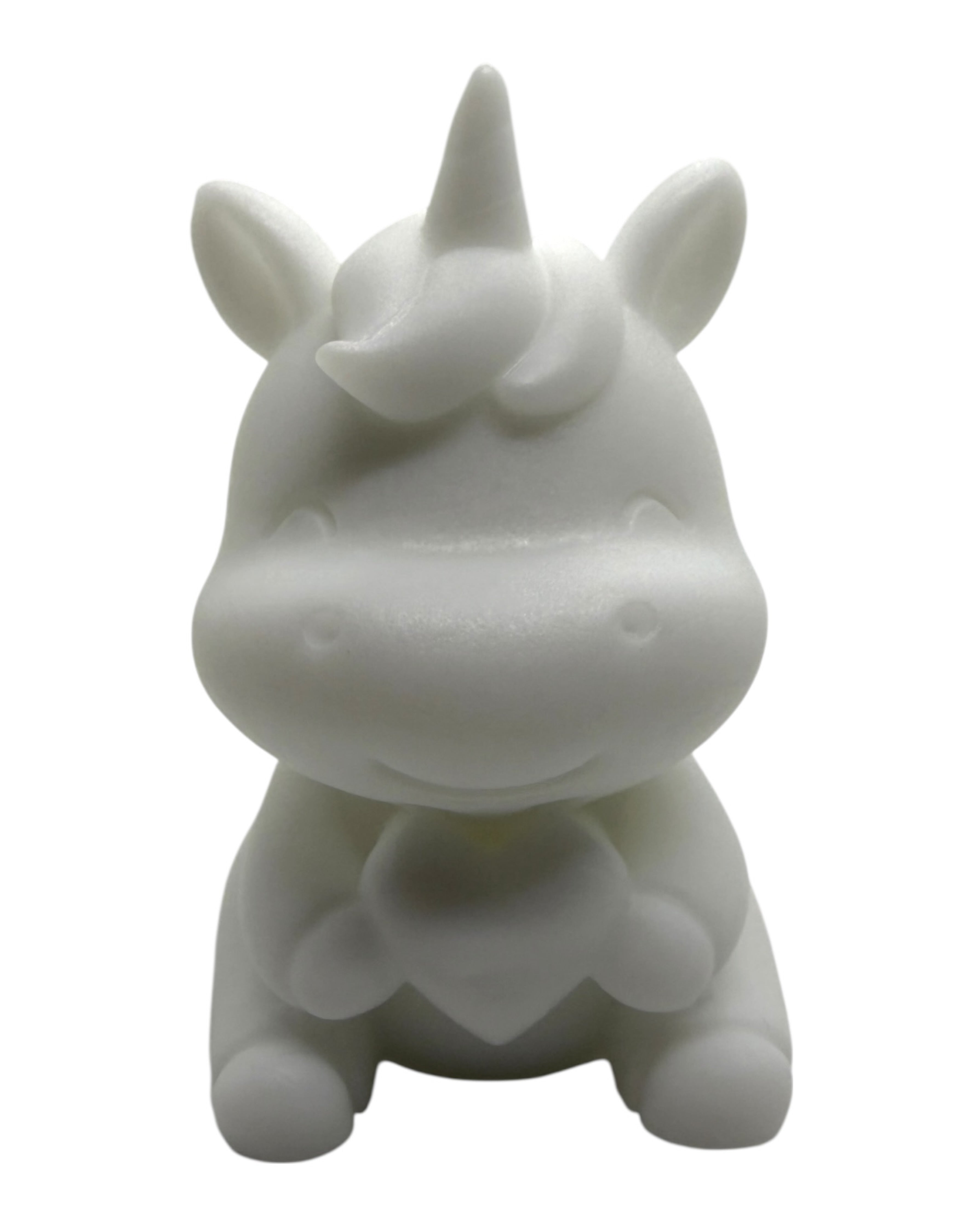 Figurine Choukette en resine epoxy faite main, petite creature magique pastel posee sur une etagere en decoration.