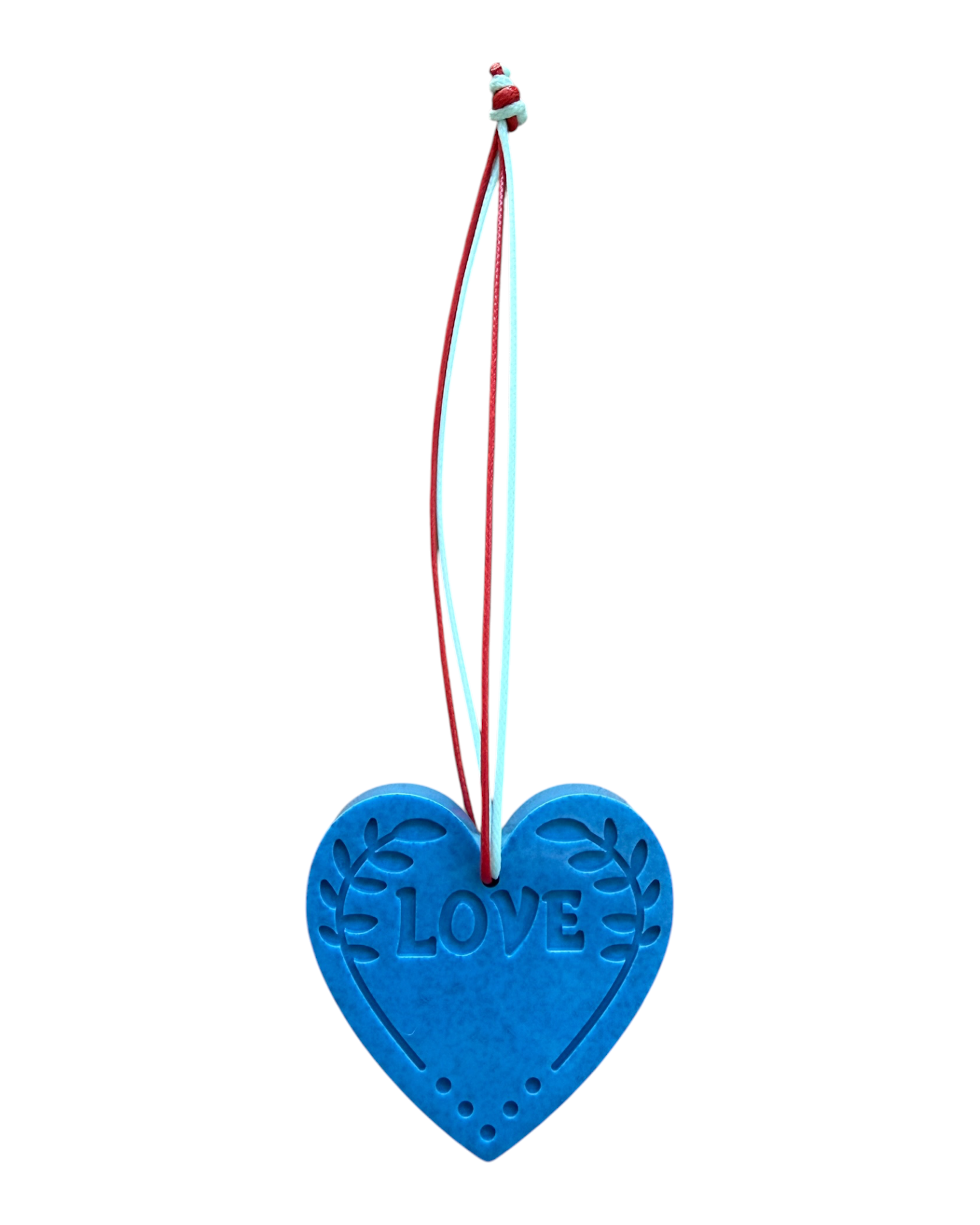 Suspension cœur LOVE bleue en résine époxy fabriquée à la main avec cordon bicolore, décoration originale à suspendre dans un intérieur coloré.