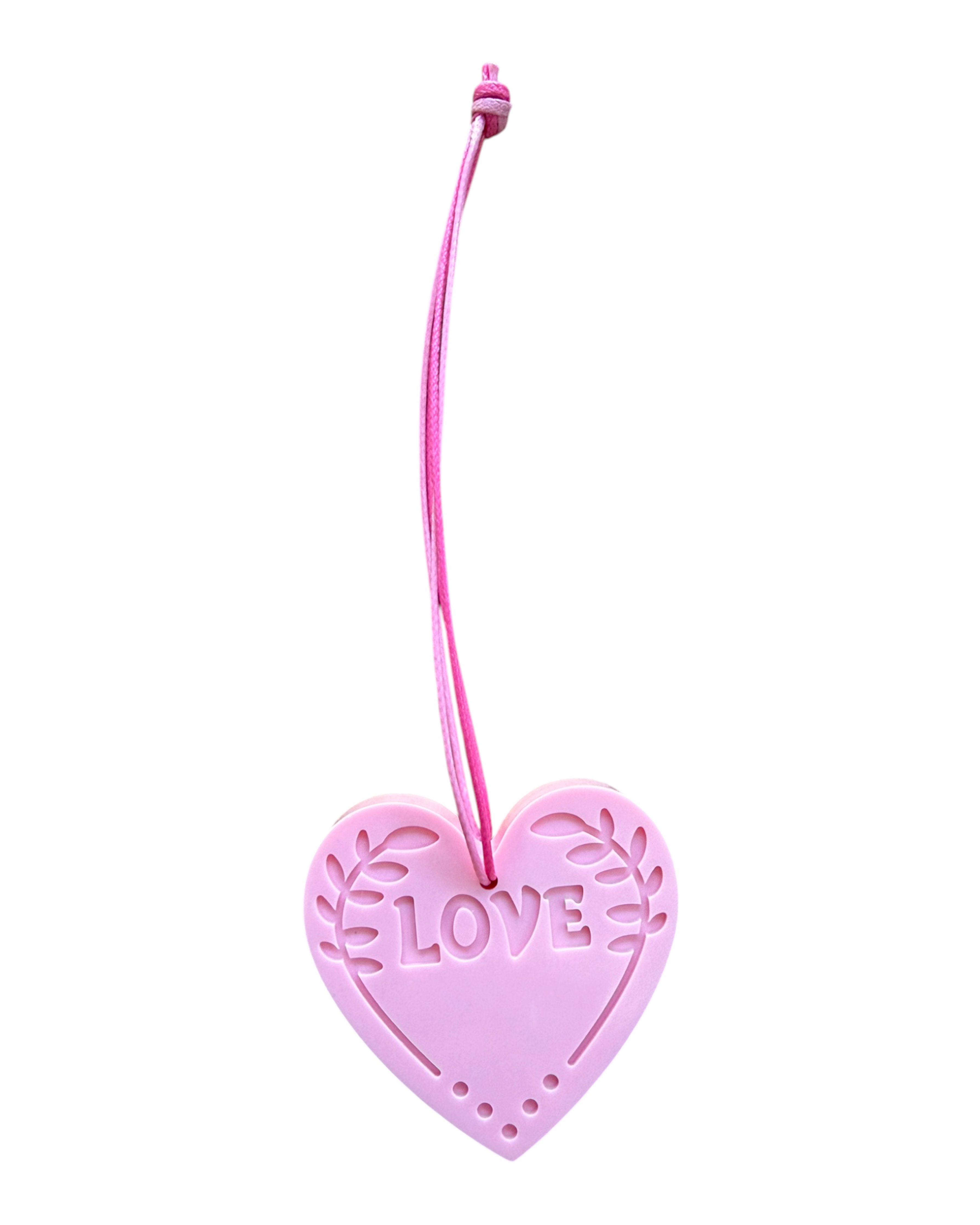 Suspension décorative cœur LOVE rose pastel en résine époxy avec cordon rose, création artisanale pour décorer la maison.