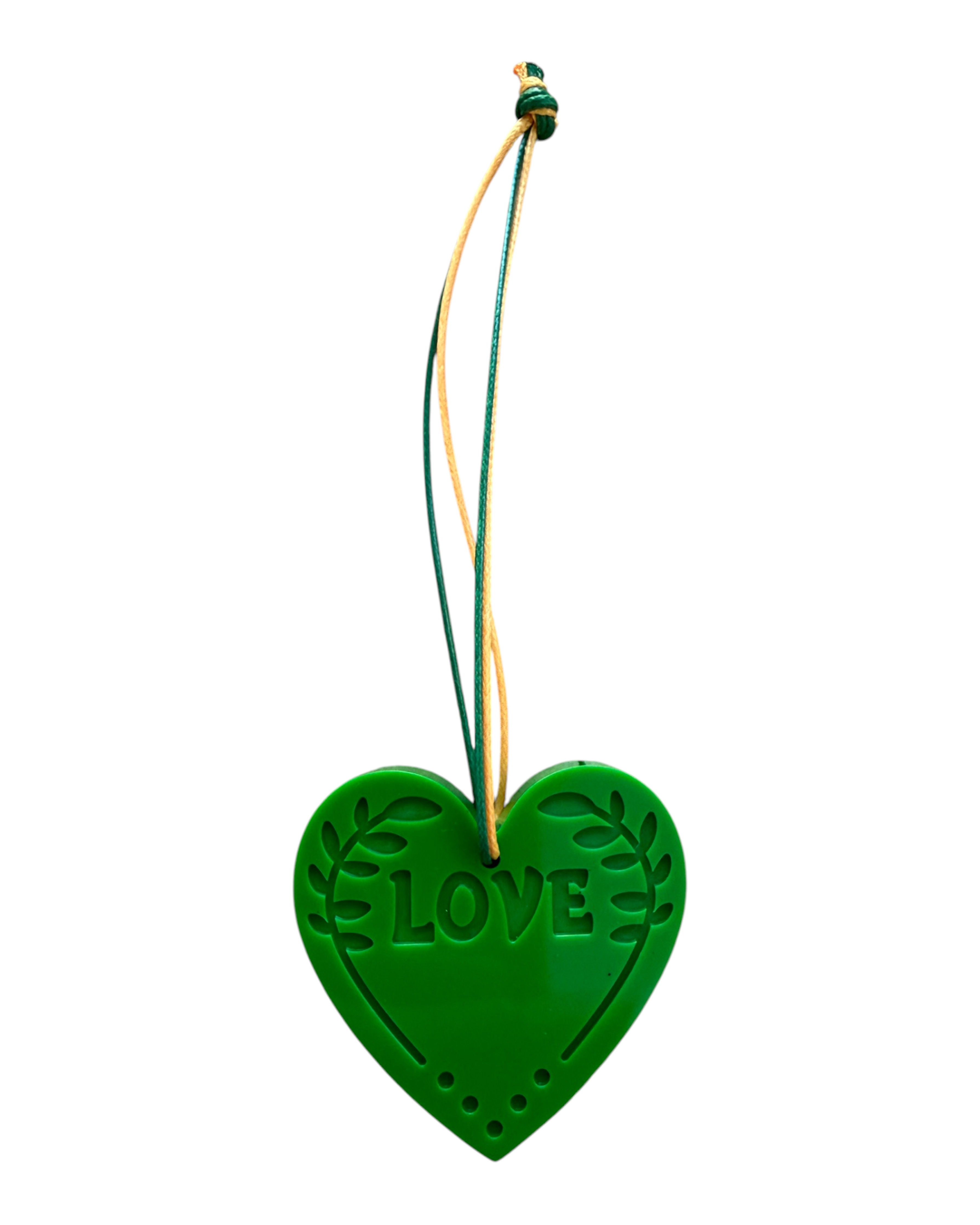 Suspension cœur LOVE verte en résine époxy fabriquée à la main, idéale pour apporter une touche de couleur à une poignée ou une fenêtre.