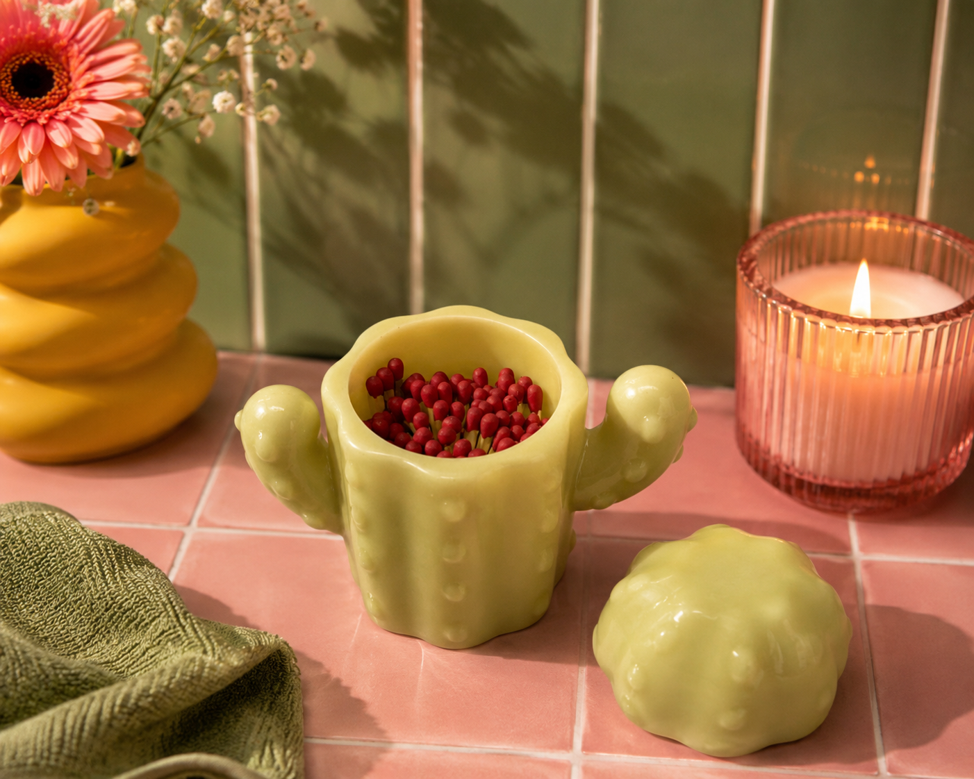 Collection d’objets déco en résine époxy faits main avec vide-poches, plateaux, porte-savons et portes-encens au style pop et graphique.