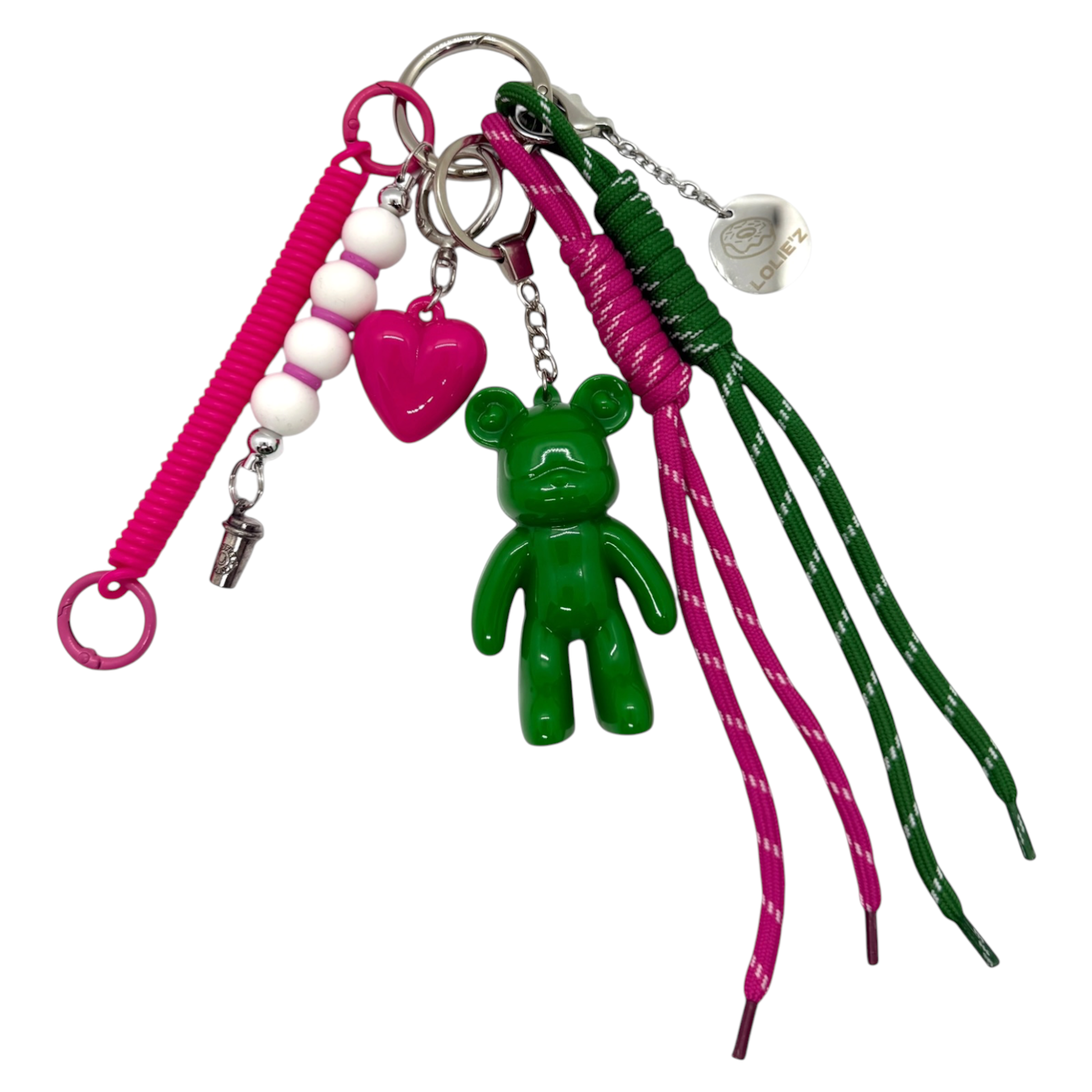 Grigri Crazy in Love avec Teddy’z vert glossy en résine époxy, cœur rose fuchsia, cordons verts et roses et accessoires assortis.