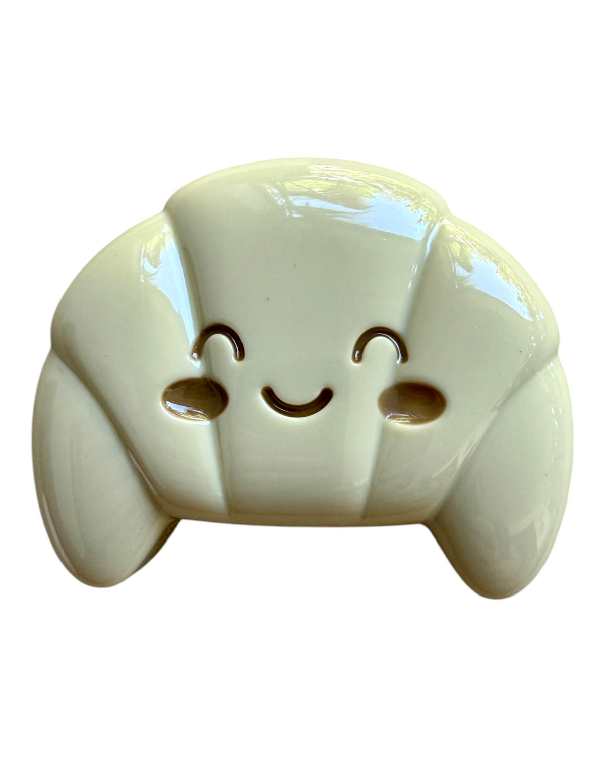 Cutie croissant beige brillant avec visage marron, fabriqué à la main en résine époxy par Lolie’z.