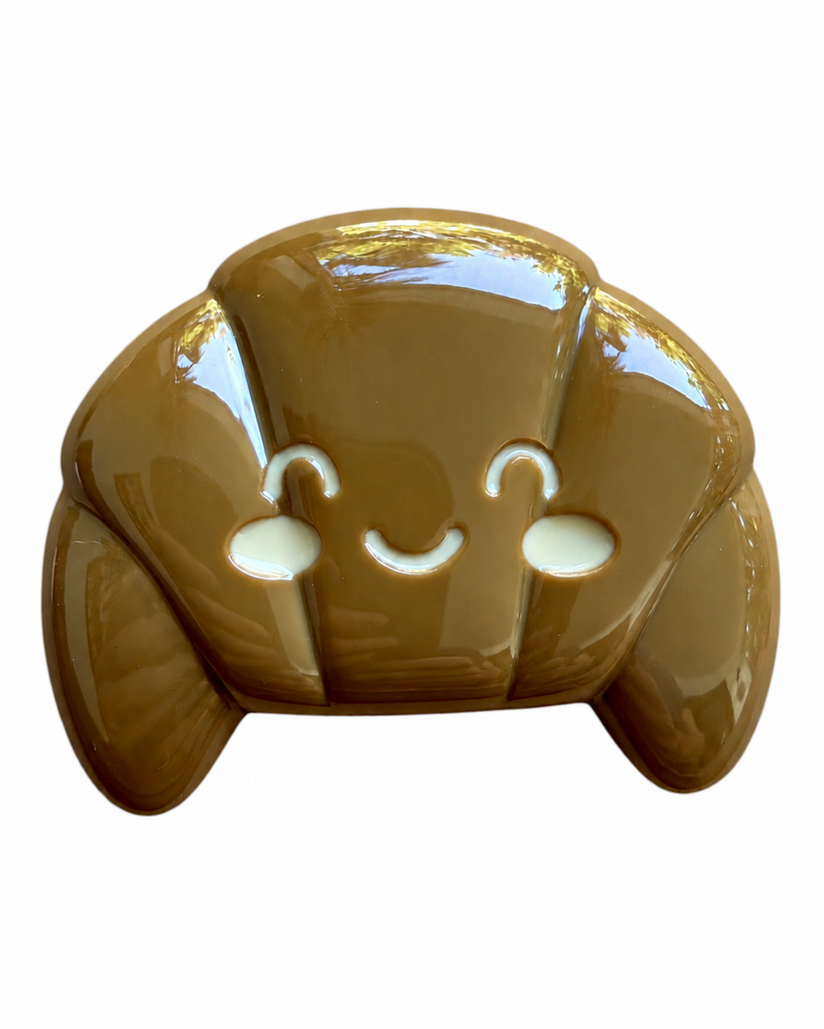 Cutie croissant brun brillant avec visage beige, création artisanale en résine époxy fabriquée à la main par Lolie’z.