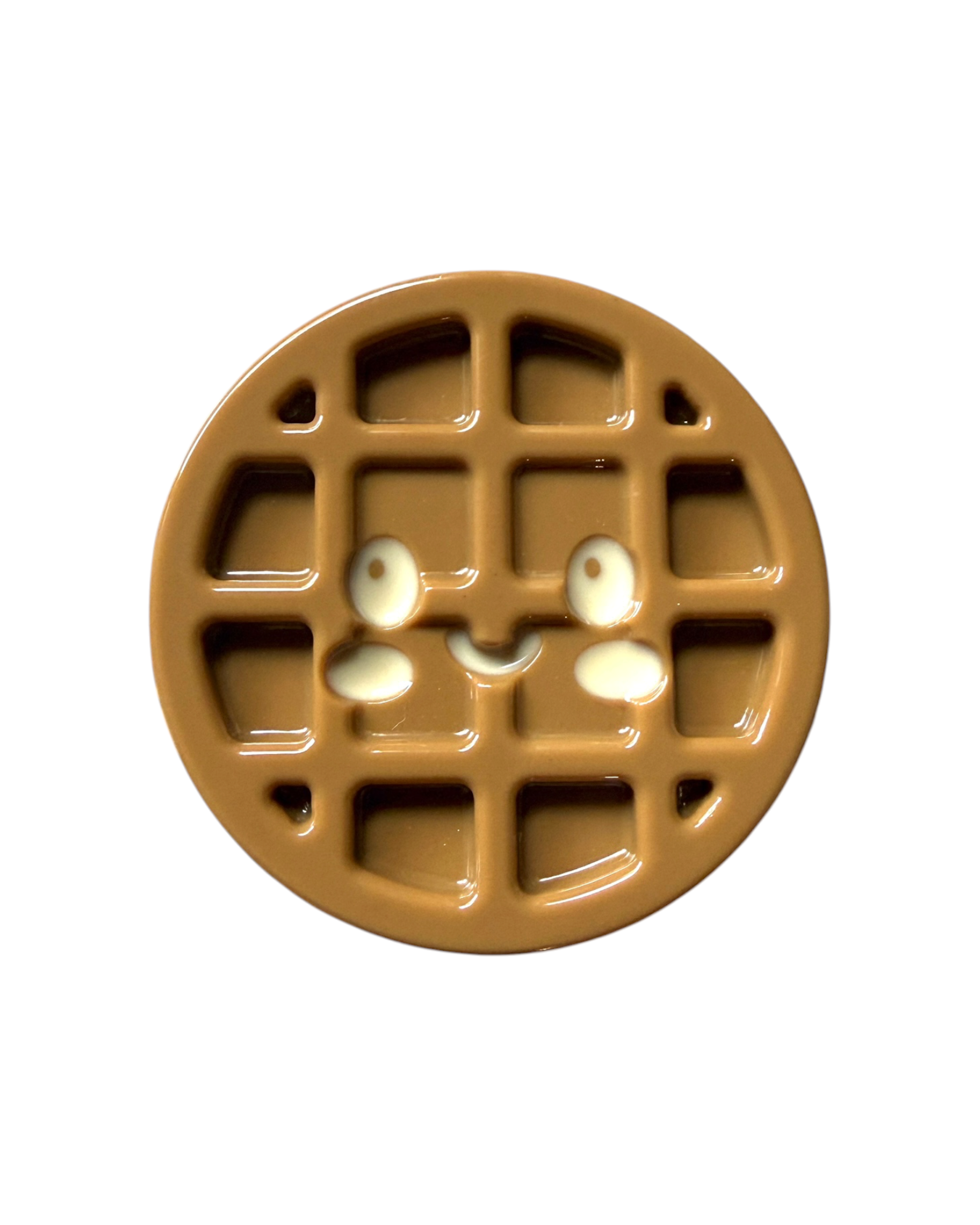Little Waffle de la Cuties Bakery Lolie’z, petite gaufre décorative kawaii en résine époxy faite main avec grands yeux et visage souriant.