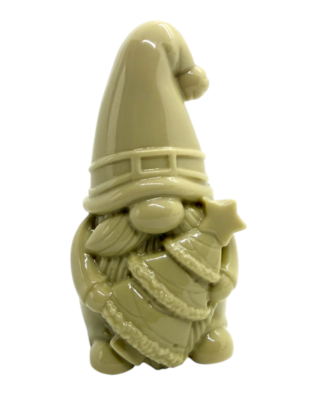 Marlow beige, décoration de Noël artisanale en résine époxy représentant un gnome tenant un sapin.
