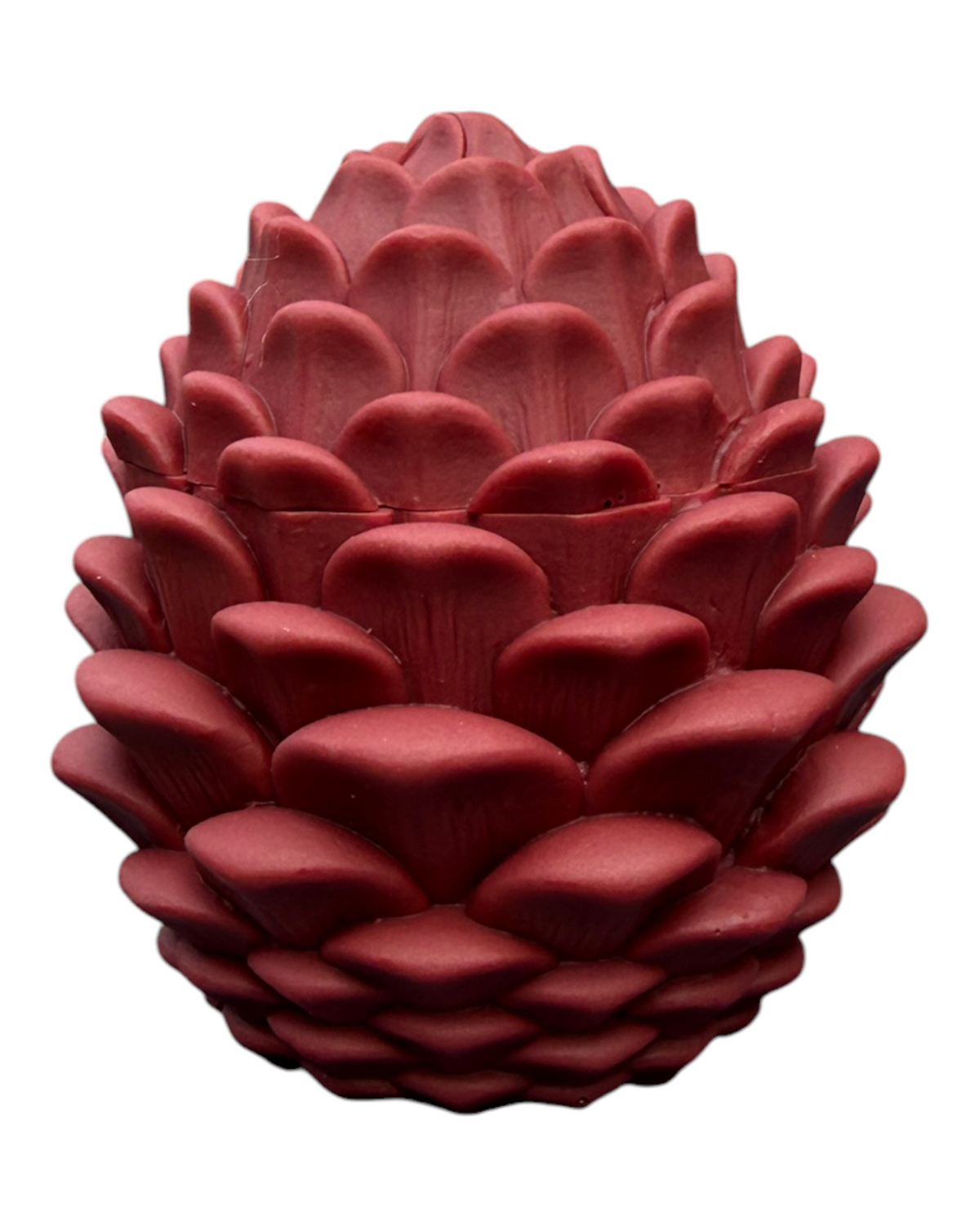 Décoration en forme de pomme de pin rouge réalisée à la main en résine époxy sur fond blanc.
