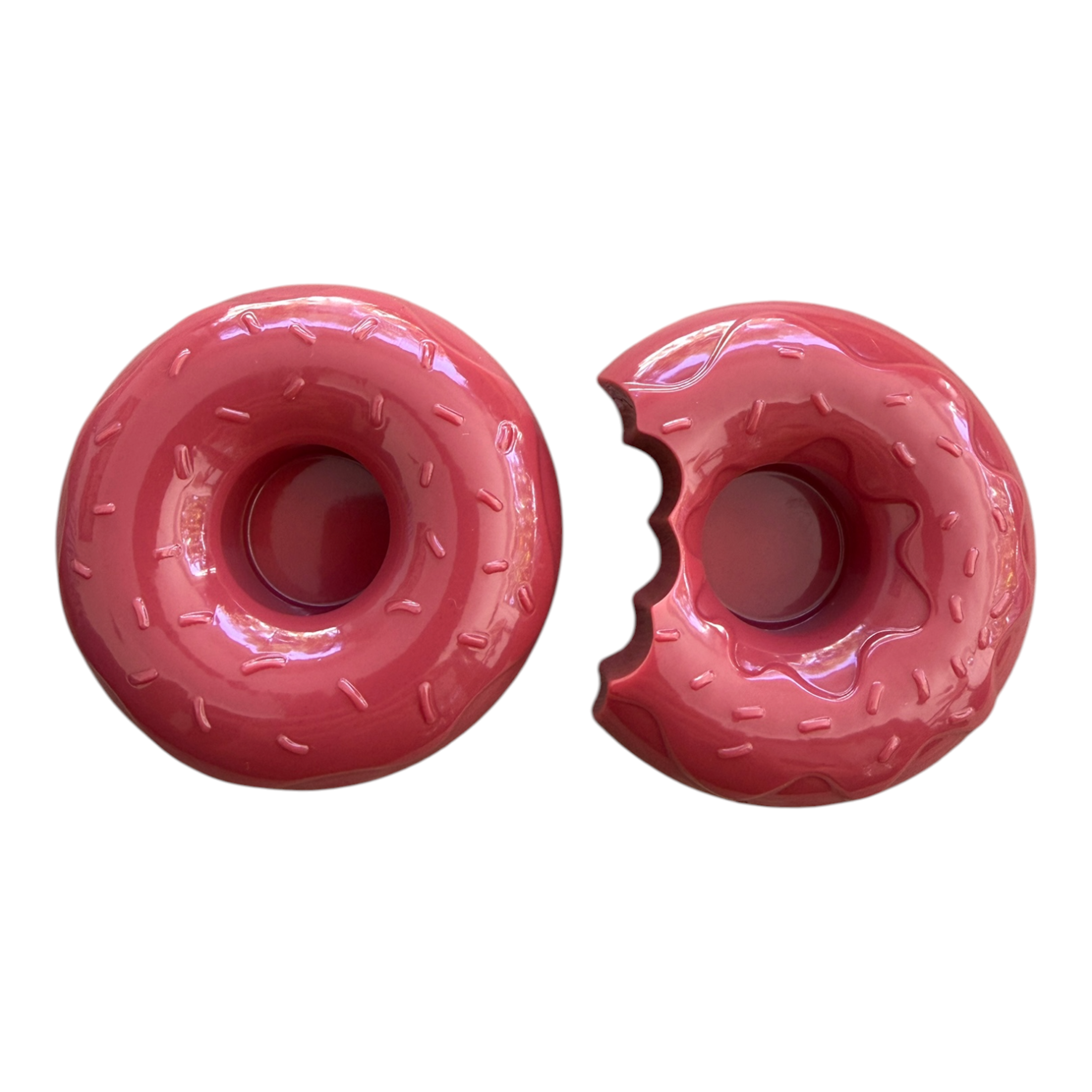 Duo de bougeoirs Donuts en résine époxy rose poudré et jaune pastel, réalisés à la main, au design gourmand inspiré des donuts.