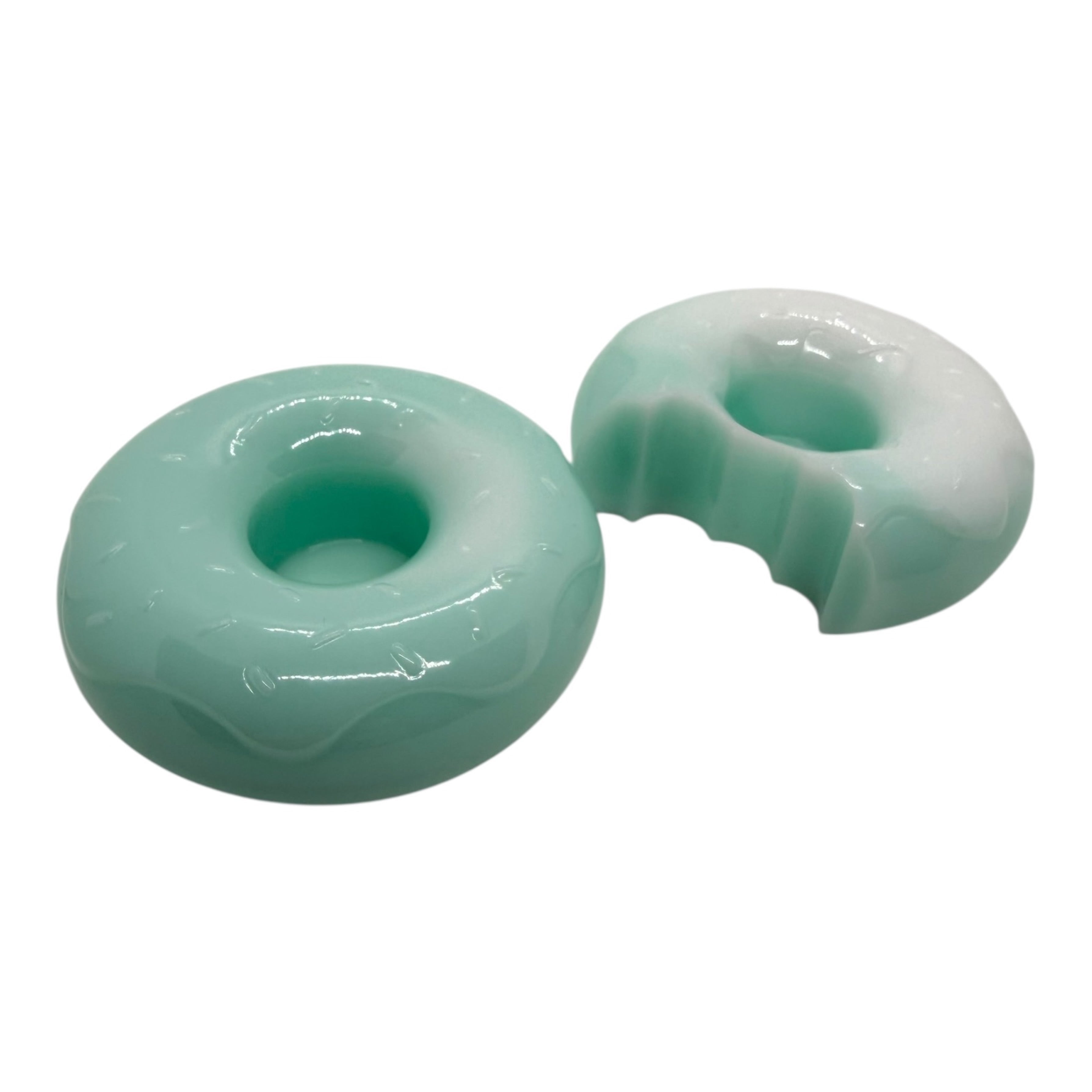 Duo Donuts, deux bougeoirs en résine époxy réalisés à la main, aux formes rondes et gourmandes, apportant une touche joyeuse et décorative à l’intérieur.