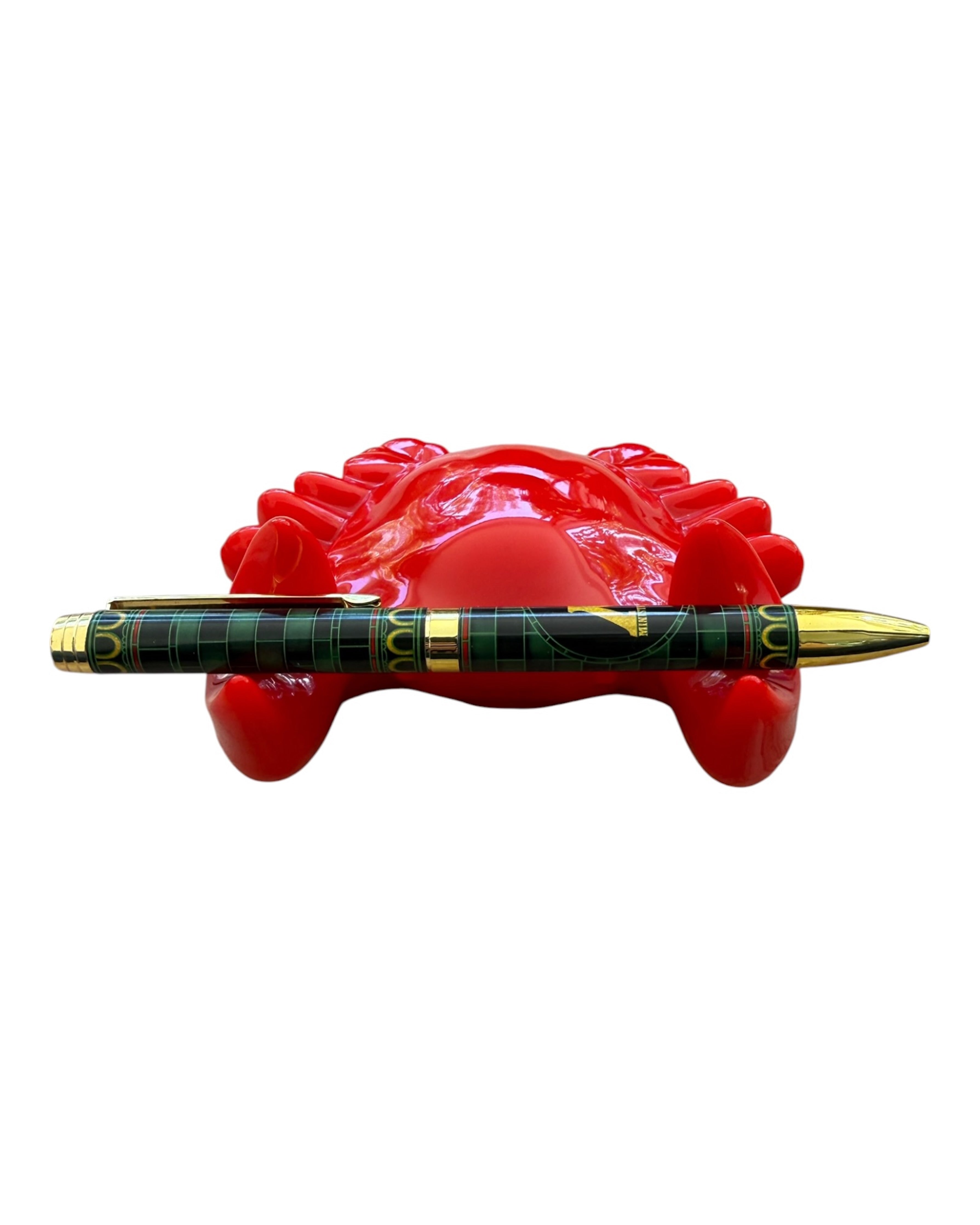 Objet décoratif Eddy en forme de crabe rouge réalisé à la main en résine époxy, décoration originale pour maison ou bureau.
