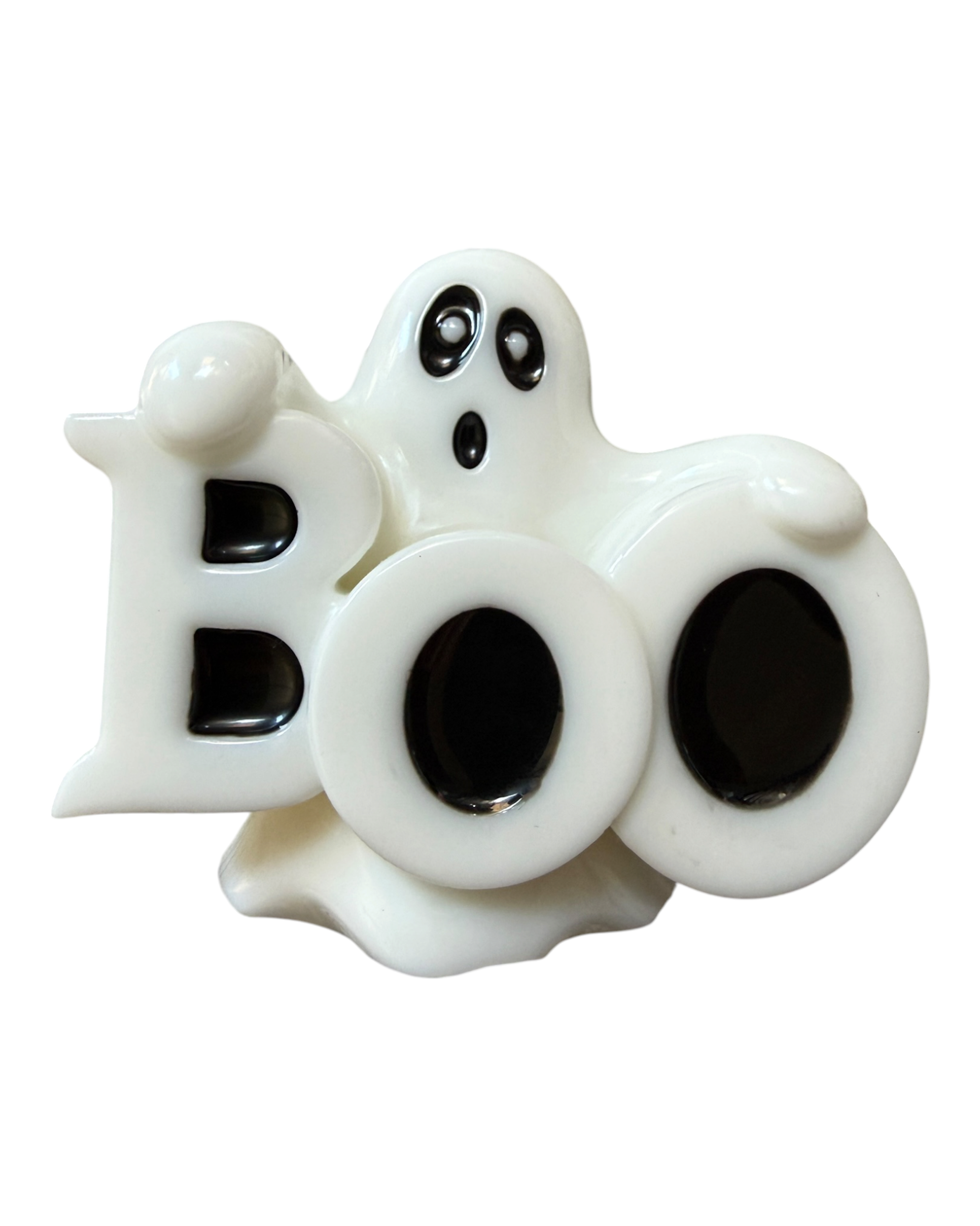 Fantôme Halloween Burton Boo tenant le mot BOO, décoration spooky en résine époxy entièrement réalisée à la main par Lolie’z.