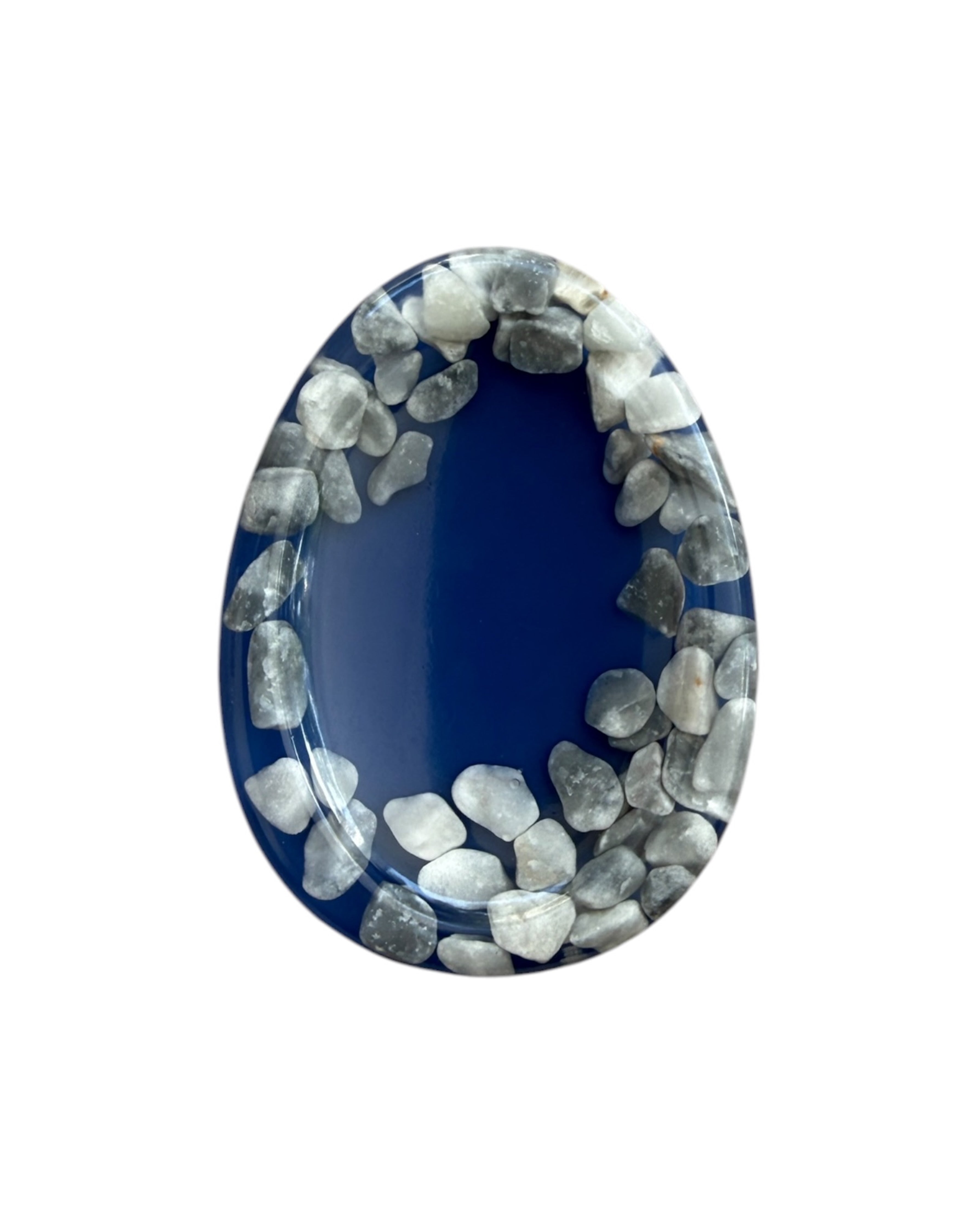 Objet anti-stress Flow fait main en résine époxy, galet lisse et sensoriel pensé pour accompagner le mouvement du pouce.