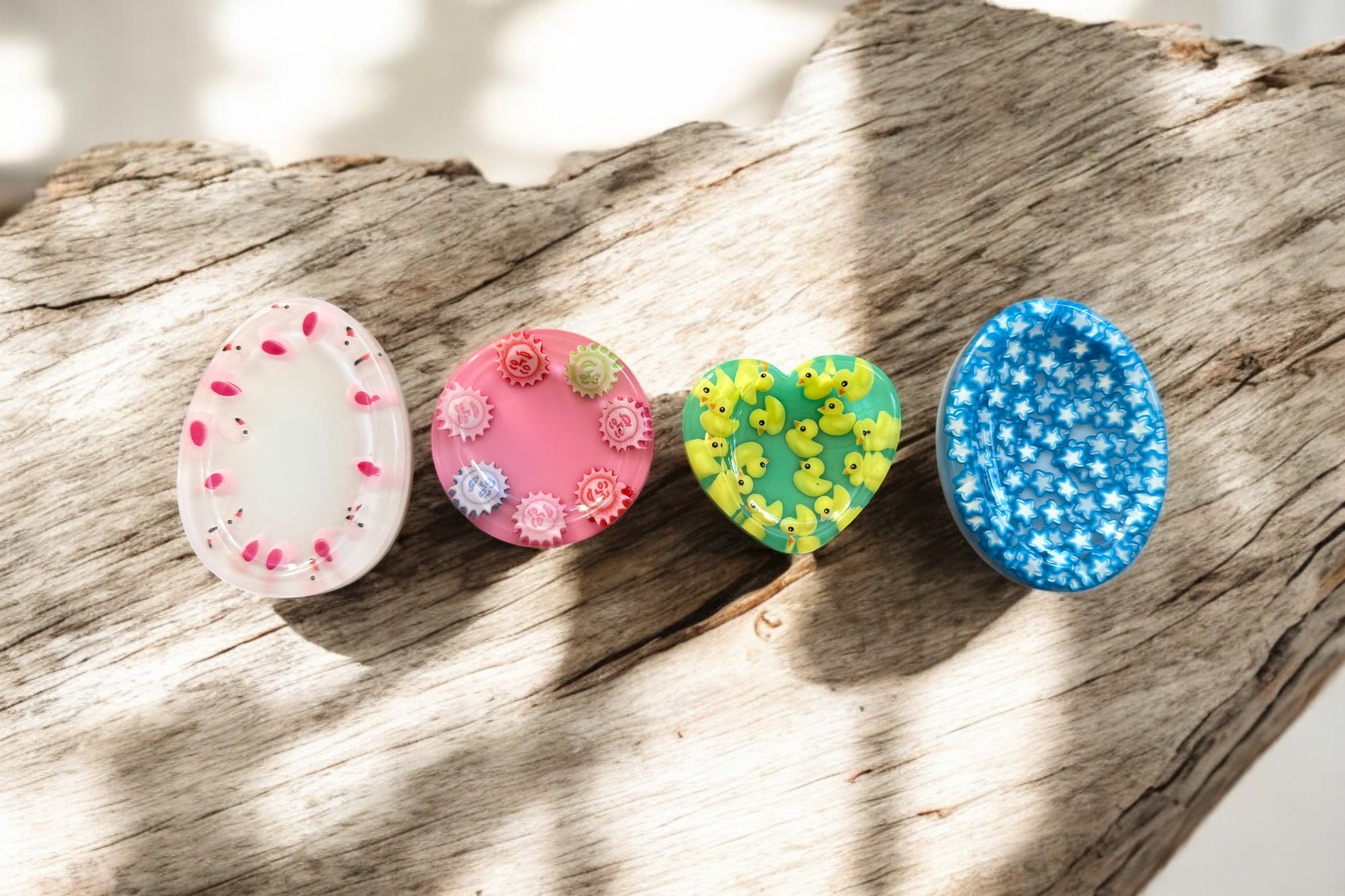 Collection de galets anti-stress faits main en résine époxy, disponibles en quatre formes différentes, objets bien-être à manipuler. Lolie'z