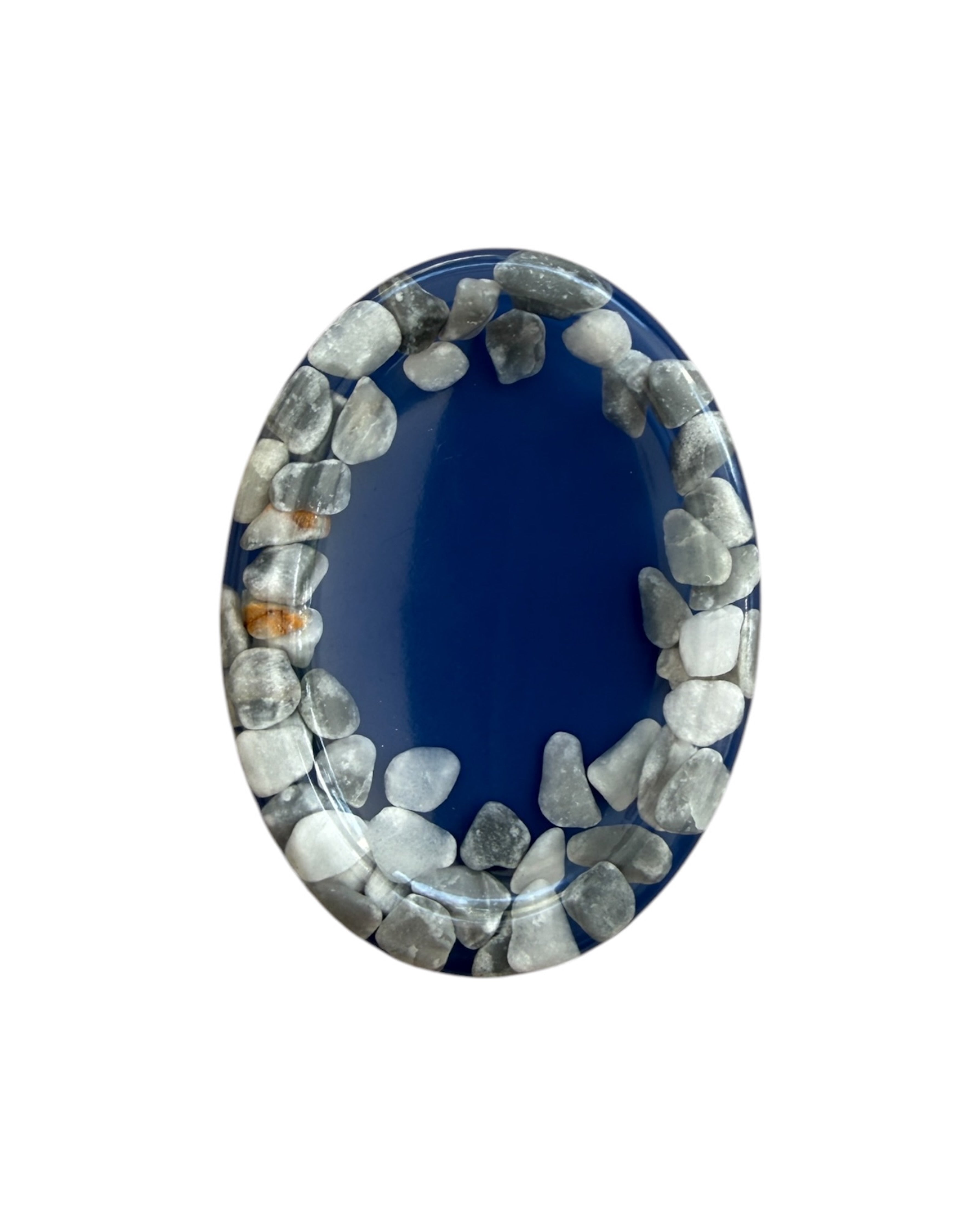 Objet anti-stress Curve fait main en résine époxy, galet ovale doux et sensoriel pensé pour une manipulation naturelle et apaisante.