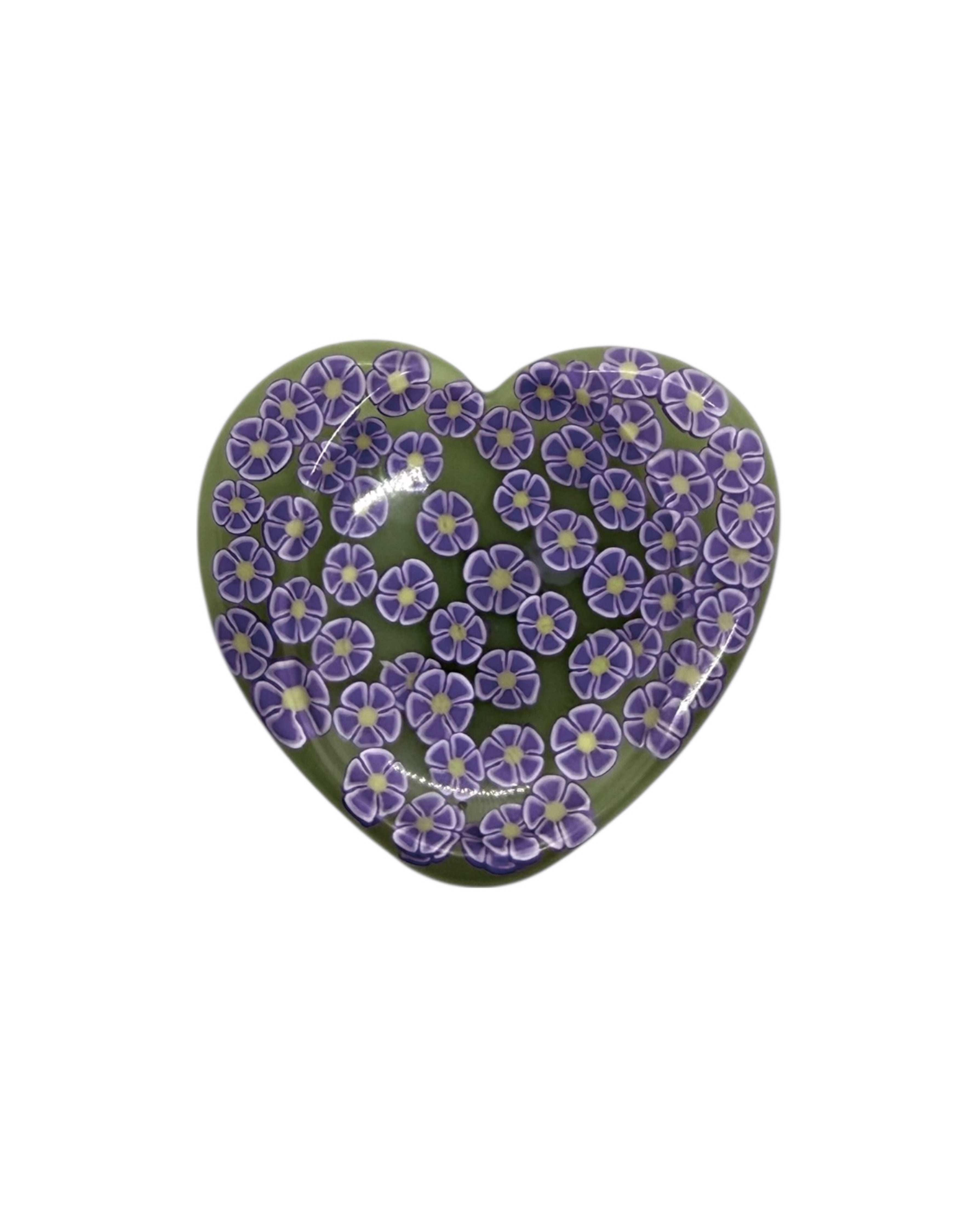 Galet anti-stress Calma en résine époxy artisanale, forme cœur aux courbes douces, idéal pour relâcher la pression au quotidien.