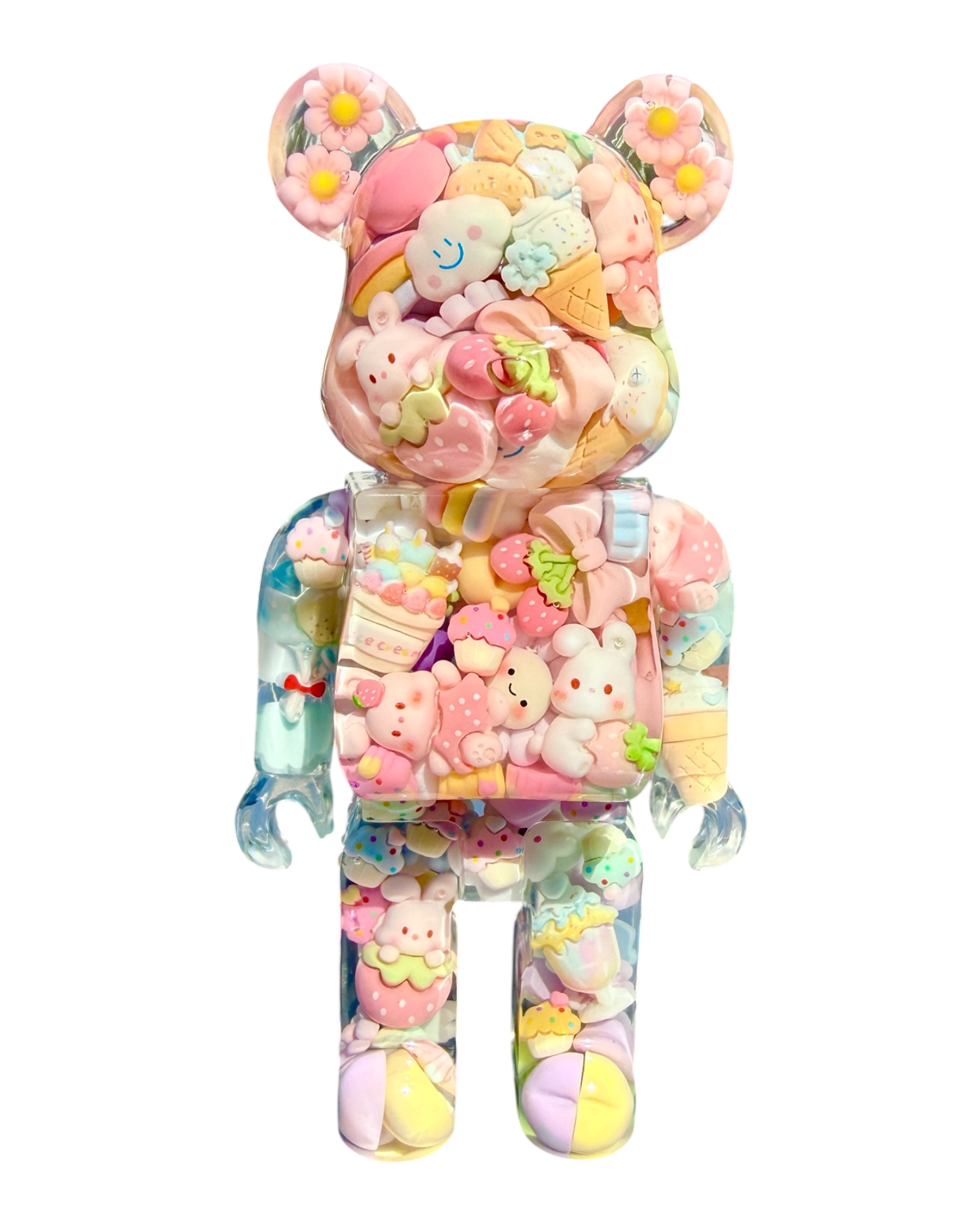 Giant Ted Kawaii Crush en résine époxy entièrement réalisé à la main, décoré de mini gourmandises, fraises, fleurs pastel et nombreux détails kawaii.