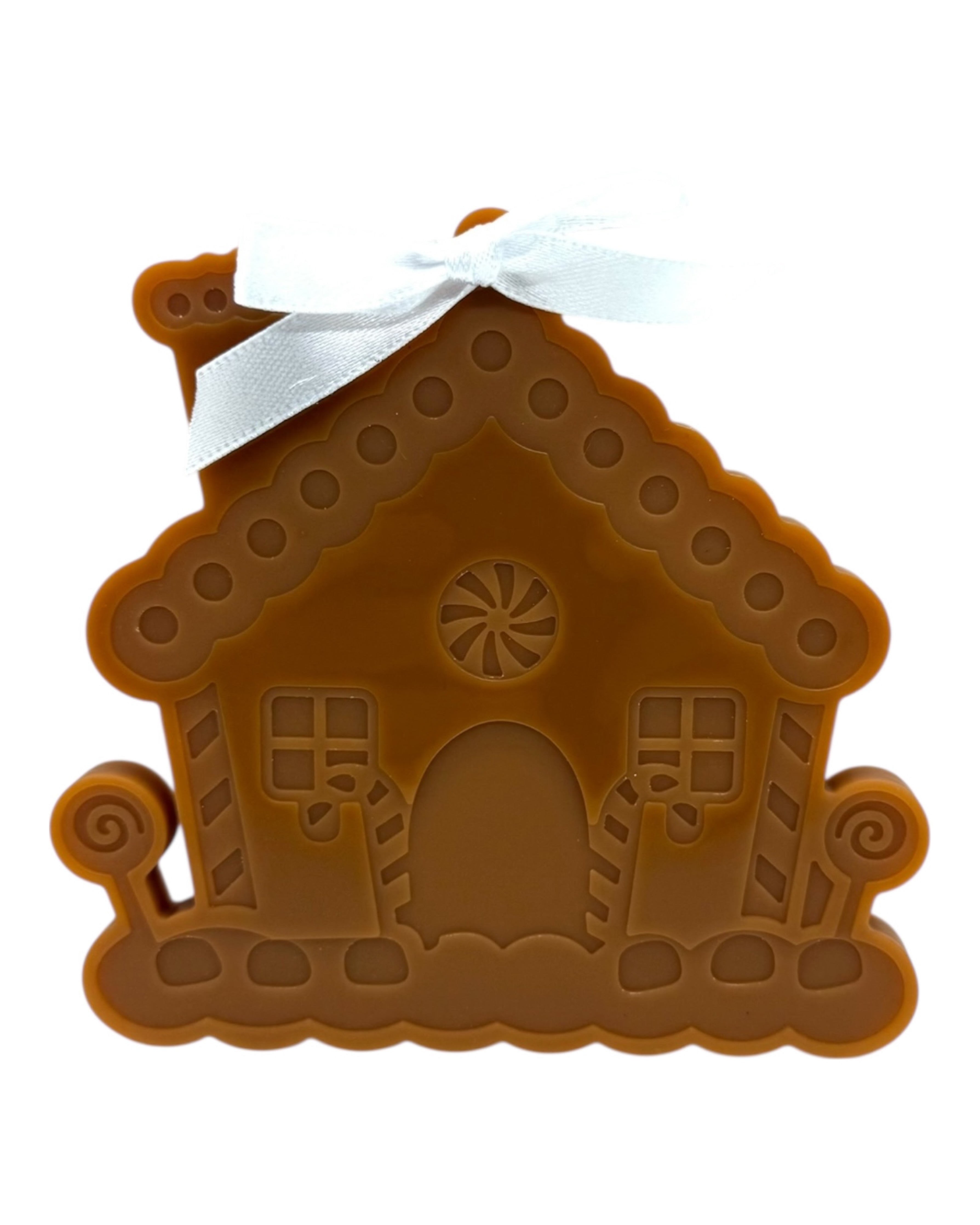 Ornement de Noël Gingerbread House en résine époxy Lolie’z, maison de pain d’épice festive et gourmande dans le sapin.