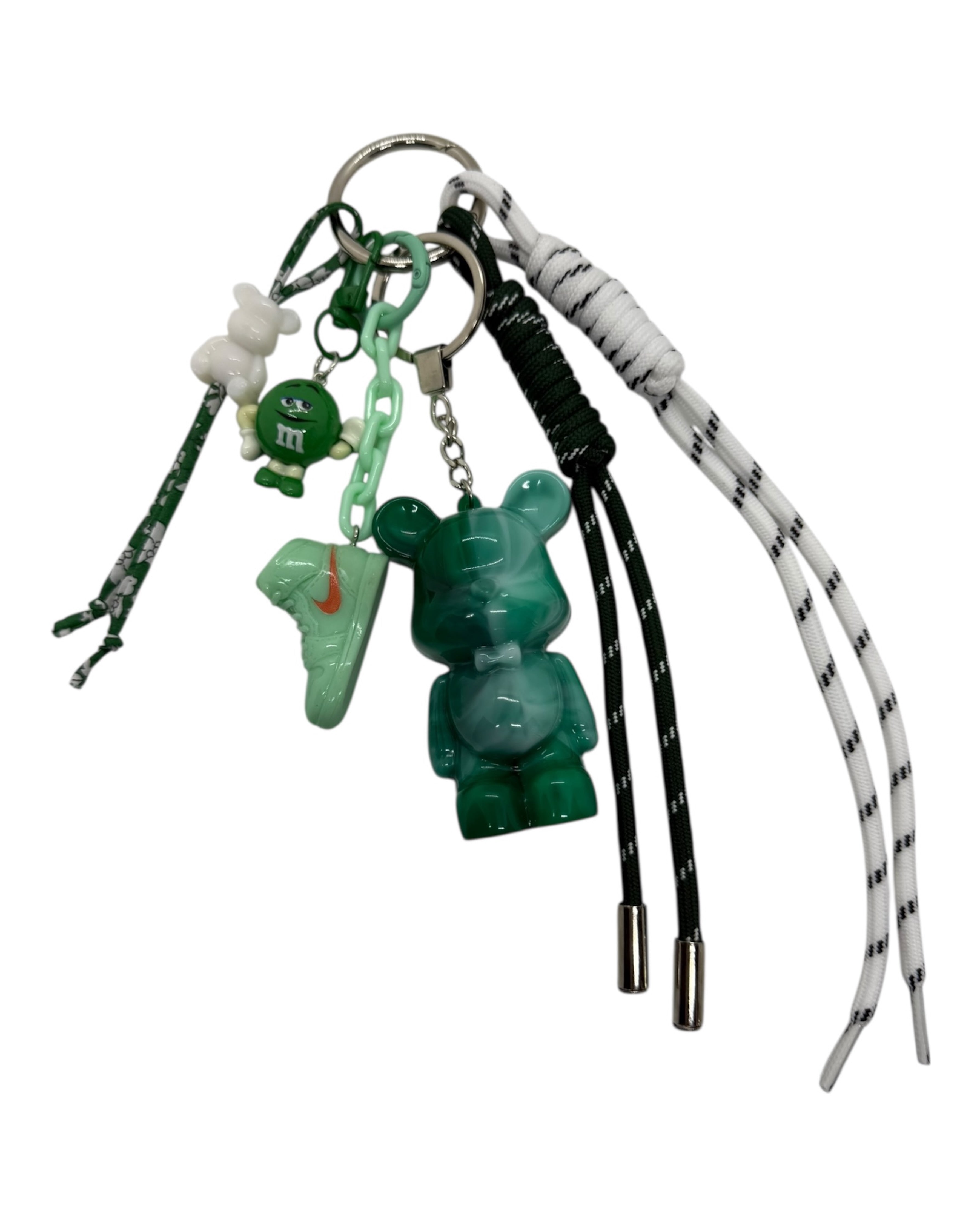 Grigri Green Vibe avec Teddy’z vert marbré, basket verte, M&M’s, cordons noir et blanc, création faite main pleine d’énergie et d’originalité.