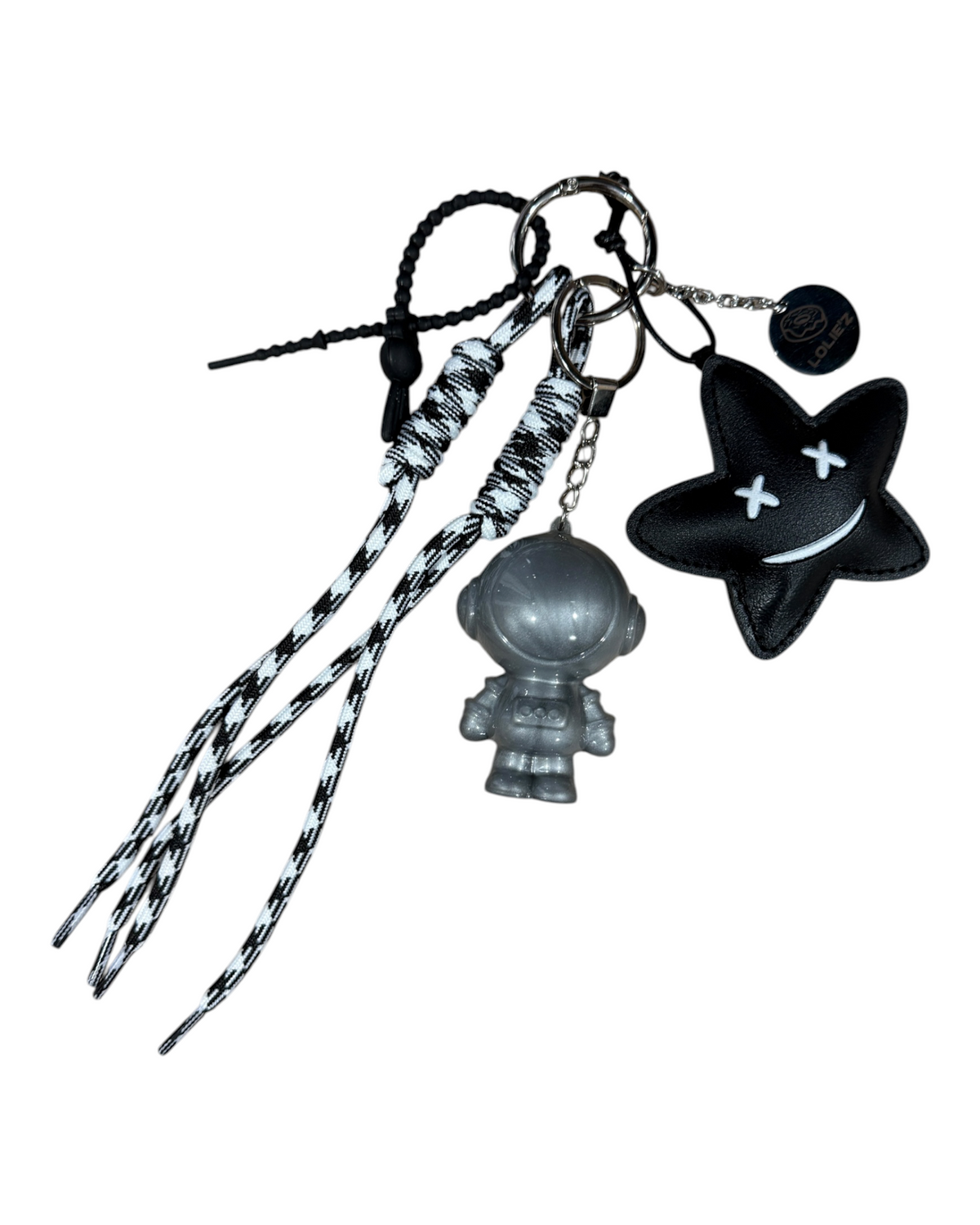 Astro Star, grigri de sac fait main avec Andy argenté, étoile noire, cordons graphiques et médaille gravée Lolie’z.