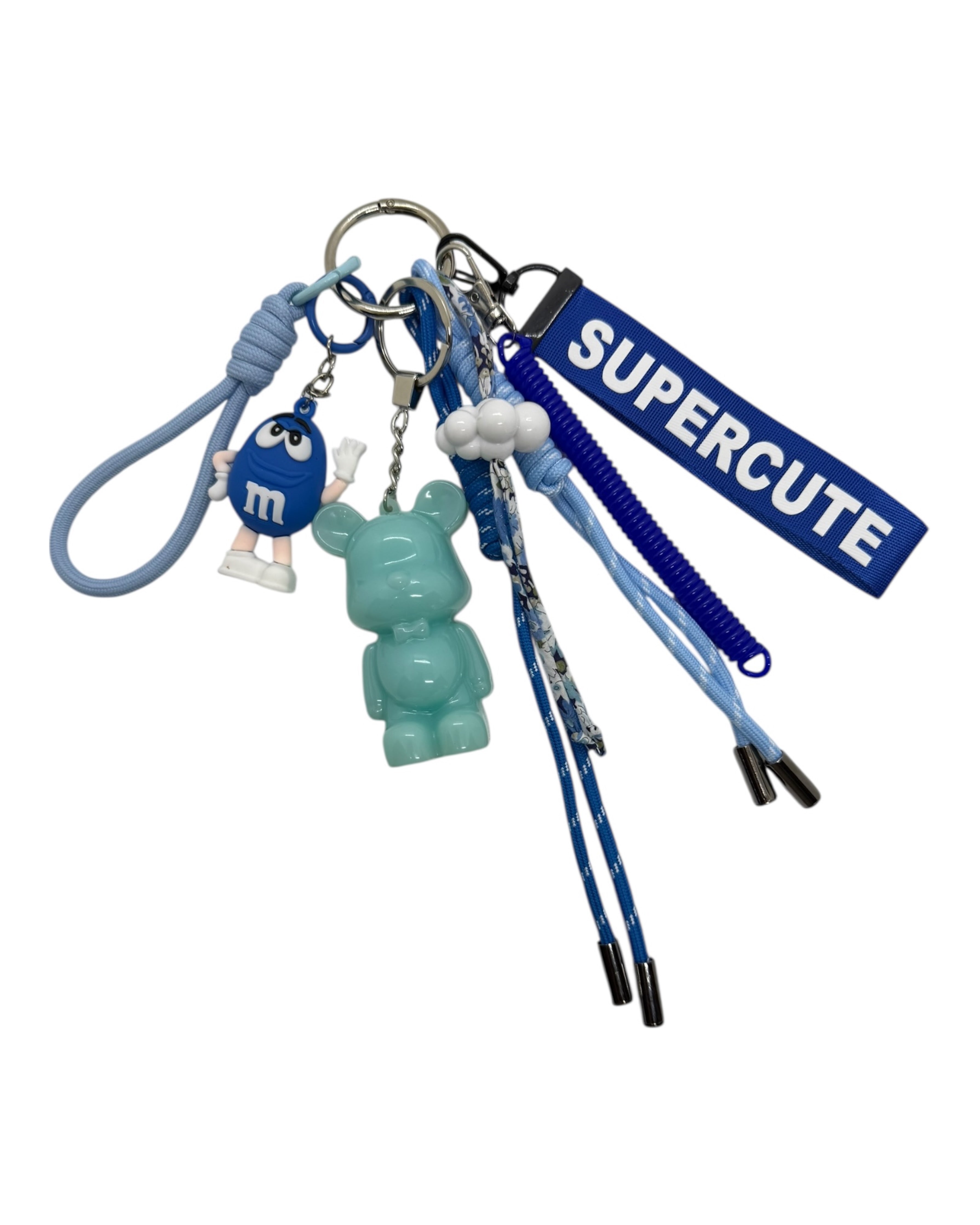 Accessoire artisanal Teddy’z bleu clair à clipser sur un sac ou un trousseau de clés.