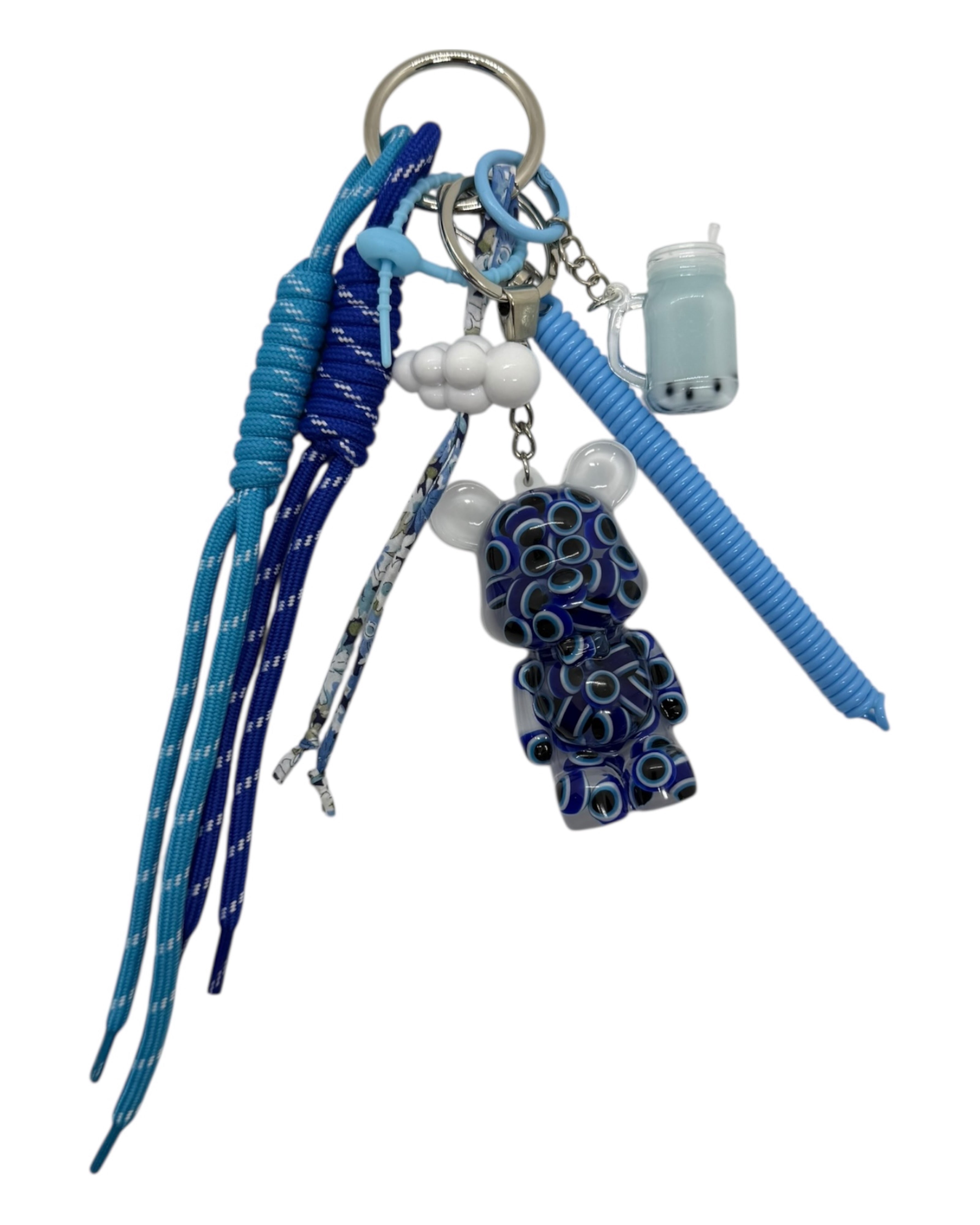 Accessoire artisanal Teddy’z aux nuances de bleu, pensé comme un talisman protecteur et apaisant.